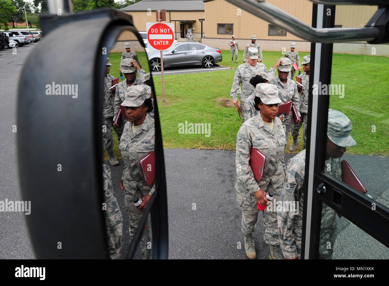 Mitglieder der 413 Aeromedical Staging Squadron einen Bus Aug 4, 2017, in Robins Air Force Base, Ga die Flieger später Dobbins Air Reserve Base, Ga, wo sie auf ihre Fähigkeit, medizinisch und administrativ Patienten für Flug in einer bereitgestellten Umgebung vorzubereiten trainierte flog. (U.S. Air Force Foto von Jamal D. Sutter) Stockfoto