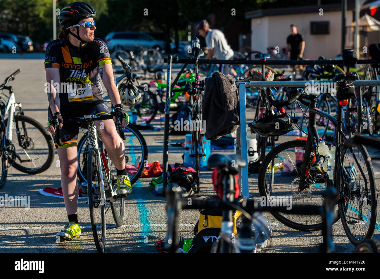 Die militärische Fläche Bereitstellung und Verteilung Befehl bewirtete die Oberfläche Krieger Herausforderung III" Three-Peat Triathlon", 12.08.12 In Scott Air Force Base, Illinois. SWC-III ist ein Triathlon, bestehend aus drei Veranstaltungen: Schwimmen, Radfahren und Laufen. Die einzelnen (Mini) - Bestand aus einer einzelnen Wettbewerber eine Runde im Pool, 1 Runde um den Flugplatz auf dem Fahrrad, und ein 1.6k ausführen. Das Team (Mini) - gleiche Tätigkeiten und Abstände der einzelnen Mini, aber erlaubt bis zu drei Teammitglieder den Kurs durchzuführen. Die einzelnen (Voll) - bestand aus einem einzelnen Konkurrenten Durchführung von fi Stockfoto