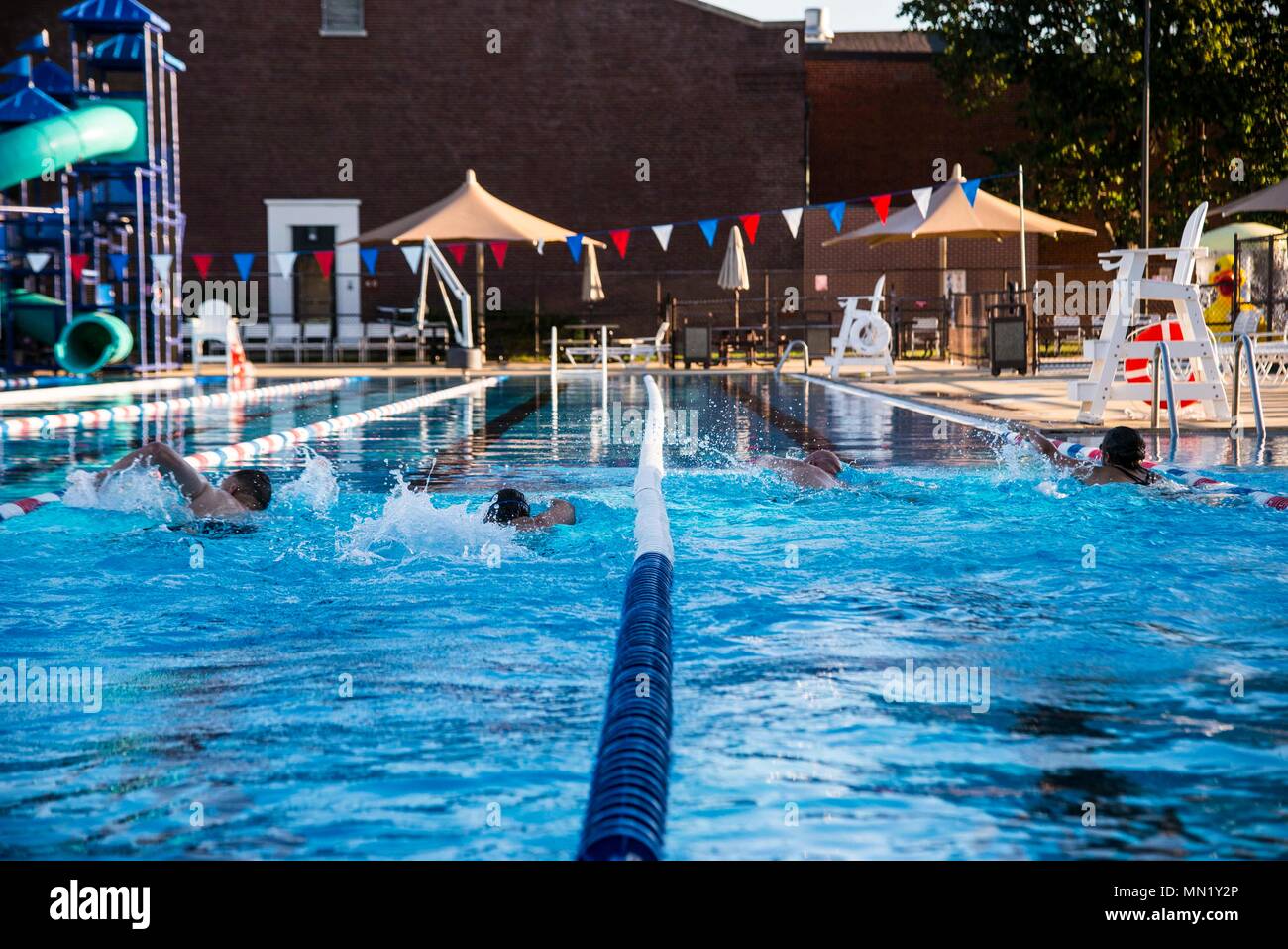 Die militärische Fläche Bereitstellung und Verteilung Befehl bewirtete die Oberfläche Krieger Herausforderung III" Three-Peat Triathlon", 12.08.12 In Scott Air Force Base, Illinois. SWC-III ist ein Triathlon, bestehend aus drei Veranstaltungen: Schwimmen, Radfahren und Laufen. Die einzelnen (Mini) - Bestand aus einer einzelnen Wettbewerber eine Runde im Pool, 1 Runde um den Flugplatz auf dem Fahrrad, und ein 1.6k ausführen. Das Team (Mini) - gleiche Tätigkeiten und Abstände der einzelnen Mini, aber erlaubt bis zu drei Teammitglieder den Kurs durchzuführen. Die einzelnen (Voll) - bestand aus einem einzelnen Konkurrenten Durchführung von fi Stockfoto