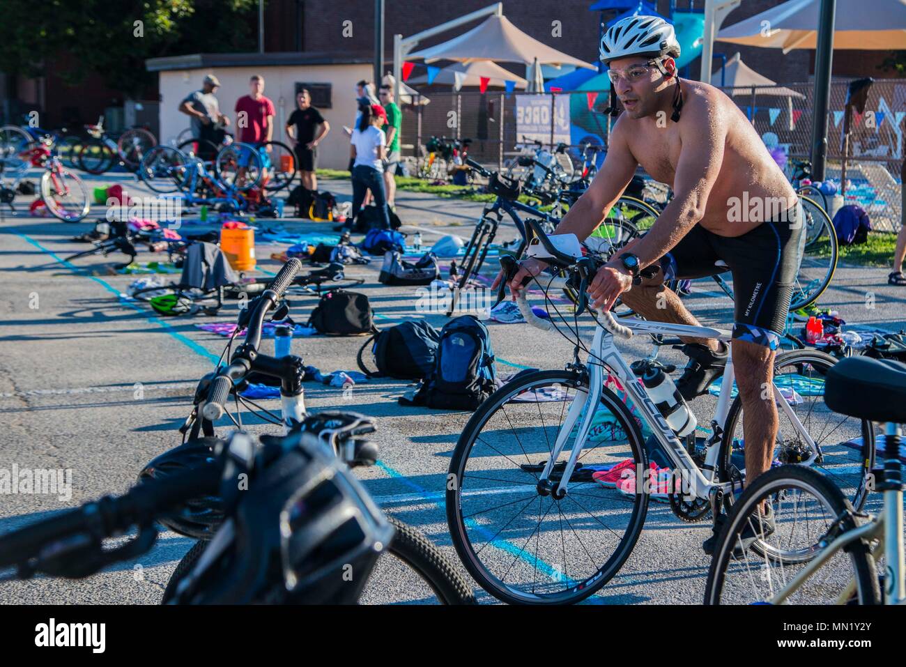 Die militärische Fläche Bereitstellung und Verteilung Befehl bewirtete die Oberfläche Krieger Herausforderung III" Three-Peat Triathlon", 12.08.12 In Scott Air Force Base, Illinois. SWC-III ist ein Triathlon, bestehend aus drei Veranstaltungen: Schwimmen, Radfahren und Laufen. Die einzelnen (Mini) - Bestand aus einer einzelnen Wettbewerber eine Runde im Pool, 1 Runde um den Flugplatz auf dem Fahrrad, und ein 1.6k ausführen. Das Team (Mini) - gleiche Tätigkeiten und Abstände der einzelnen Mini, aber erlaubt bis zu drei Teammitglieder den Kurs durchzuführen. Die einzelnen (Voll) - bestand aus einem einzelnen Konkurrenten Durchführung von fi Stockfoto