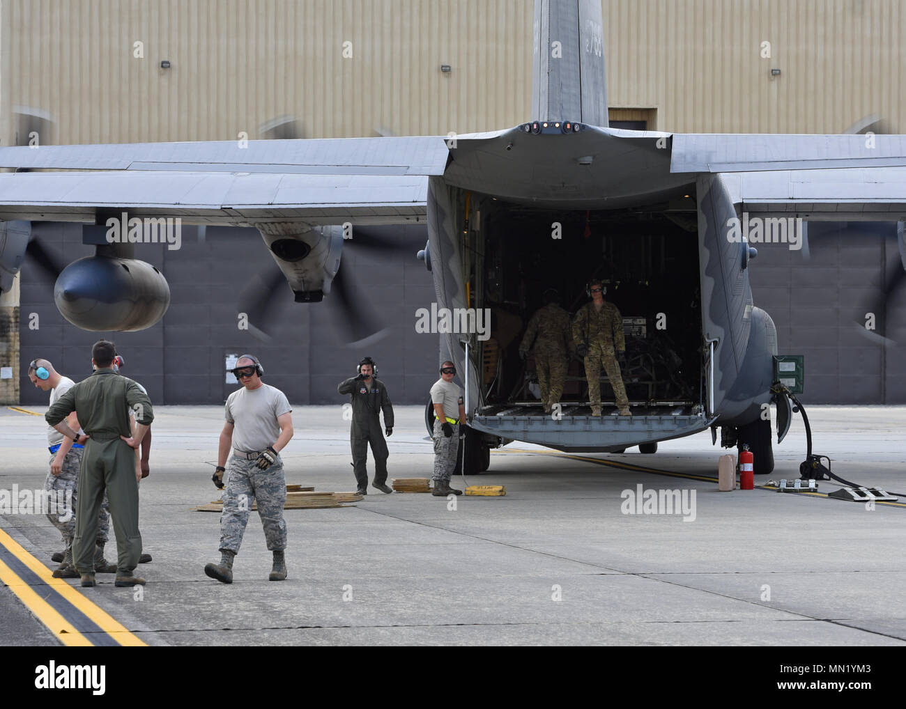 Flieger von der 23d Flügel und 325 Fighter Wing vorbereiten Ladung von einer HC-130J Bekämpfung König II während der übung Stealth Wächter bei Moody Air Force Base, Ga, 10.08.2017, zu entladen. Die erste Übung Stealth Guardian und gleichzeitige Übungen schnelle Raptor und schnelle Rettung, sind entworfen, um die Fähigkeit der Luftwaffe zu schnell F-22 Raptor und Rettung Vermögenswerte jederzeit bereit, während die Fähigkeit der Flugbetrieb in einem Kampf oder verfügbarkeitsplan Umwelt zu demonstrieren. Stockfoto