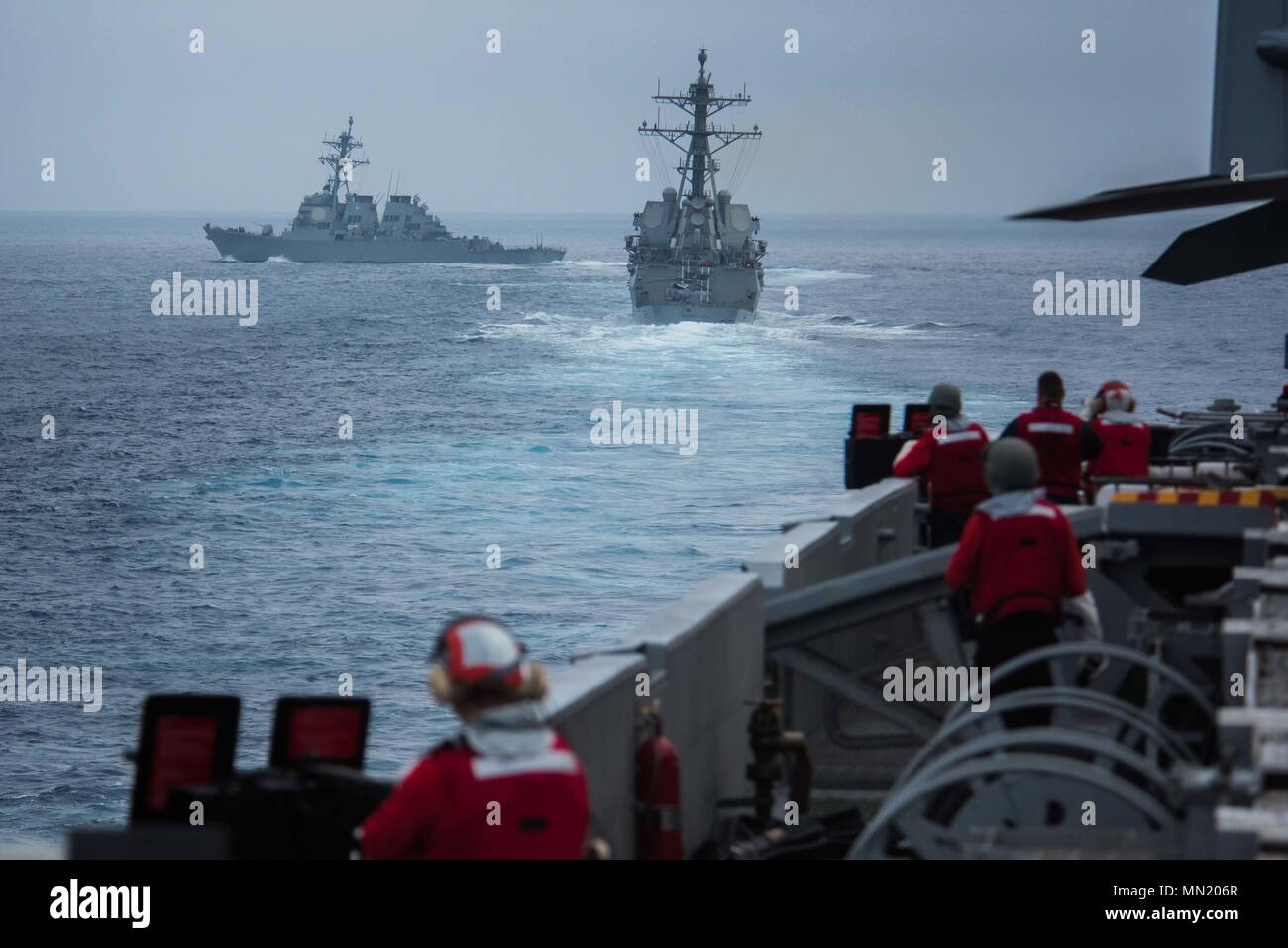 170811-N-GP 724-380 PAZIFISCHEN OZEAN (Aug. 11, 2017) Die geführte Anti-raketen-Zerstörer USS Higgins (DDG76), links, die geführte Anti-raketen-Zerstörer USS Sampson (DDG102), in der Mitte und dem Flugzeugträger USS Theodore Roosevelt (CVN 71), hinten, Dampf in der Ausbildung während einer Meerenge transit Erscheinen der Kraft ausüben. Higgins, Sampson und Theodore Roosevelt sind im Gange, um die Durchführung einer Composite Trainingsgerät Übung (COMPTUEX) mit der Theodore Roosevelt Carrier Strike Group in Vorbereitung für eine bevorstehende Bereitstellung. COMPTUEX Tests mission Bereitschaft und ein Carrier strike group Fähigkeit als integrierte Uni durchführen Stockfoto 170811-N-GP 724-380 PAZIFISCHEN OZEAN (Aug. 11, 2017) Die geführte Anti-raketen-Zerstörer USS Higgins (DDG76), links, die geführte Anti-raketen-Zerstörer USS Sampson (DDG102), in der Mitte und dem Flugzeugträger USS Theodore Roosevelt (CVN 71), hinten, Dampf in der Ausbildung während einer Meerenge transit Erscheinen der Kraft ausüben. Higgins, Sampson und Theodore Roosevelt sind im Gange, um die Durchführung einer Composite Trainingsgerät Übung (COMPTUEX) mit der Theodore Roosevelt Carrier Strike Group in Vorbereitung für eine bevorstehende Bereitstellung. COMPTUEX Tests mission Bereitschaft und ein Carrier strike group Fähigkeit als integrierte Uni durchführen Stockfoto