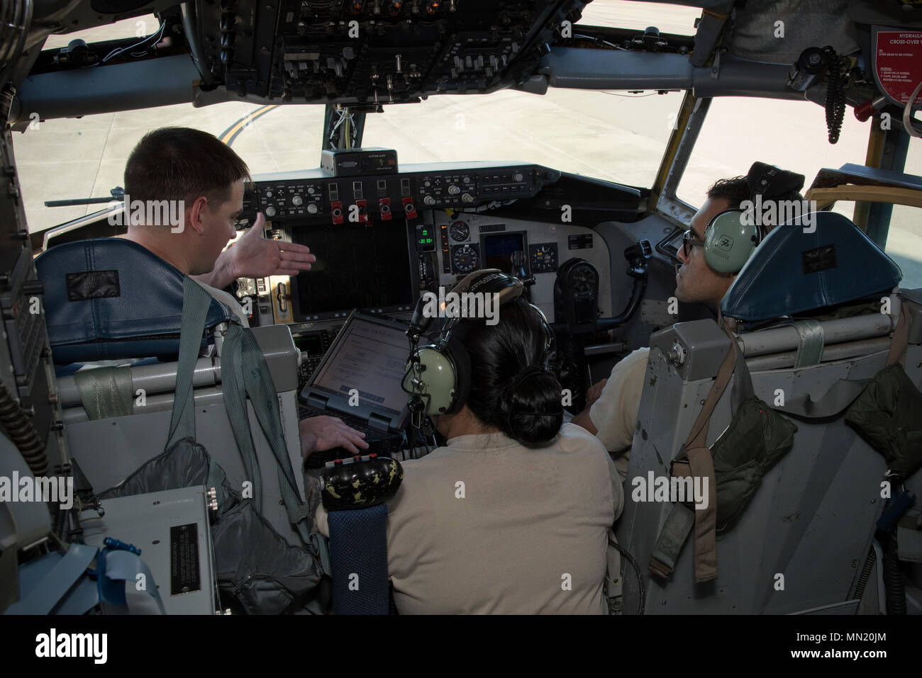 Us Air Force Airman 1st Class Bradley Cheeseman (links), eine integrative Flight Control Systeme Techniker 6 Aircraft Maintenance Squadron zugewiesen sind, wirft eine Frage zum Tech. Sgt. Erica Northam (Mitte), eine Kommunikation, Navigation, und Mission Systems instructor Zum 373. Training Squadron, Distanz 2 zugewiesen, und Senior Airman Steven Rufino (rechts), eine ifcs Techniker mit der 6. AMXS, während ein Block 45 Kurs an der MacDill Air Force Base, Fla., 9. August 2017. Während dieses Kurses, Avionik Techniker gelehrt werden, wie das Neue, moderne Anlage auf der KC-135 Stratotanker aircr zu verwenden Stockfoto