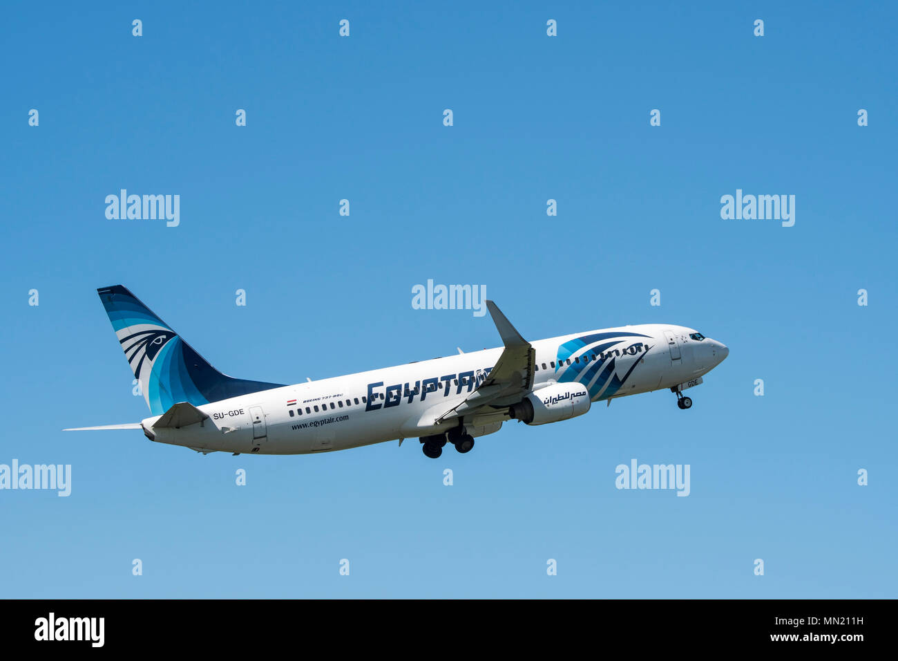 Boeing 737-800, zwei Motor kurz- bis mittelfristige, narrow-Body Jet Airliner von EgyptAir, Ägyptischen Fluggesellschaft im Flug gegen den blauen Himmel Stockfoto