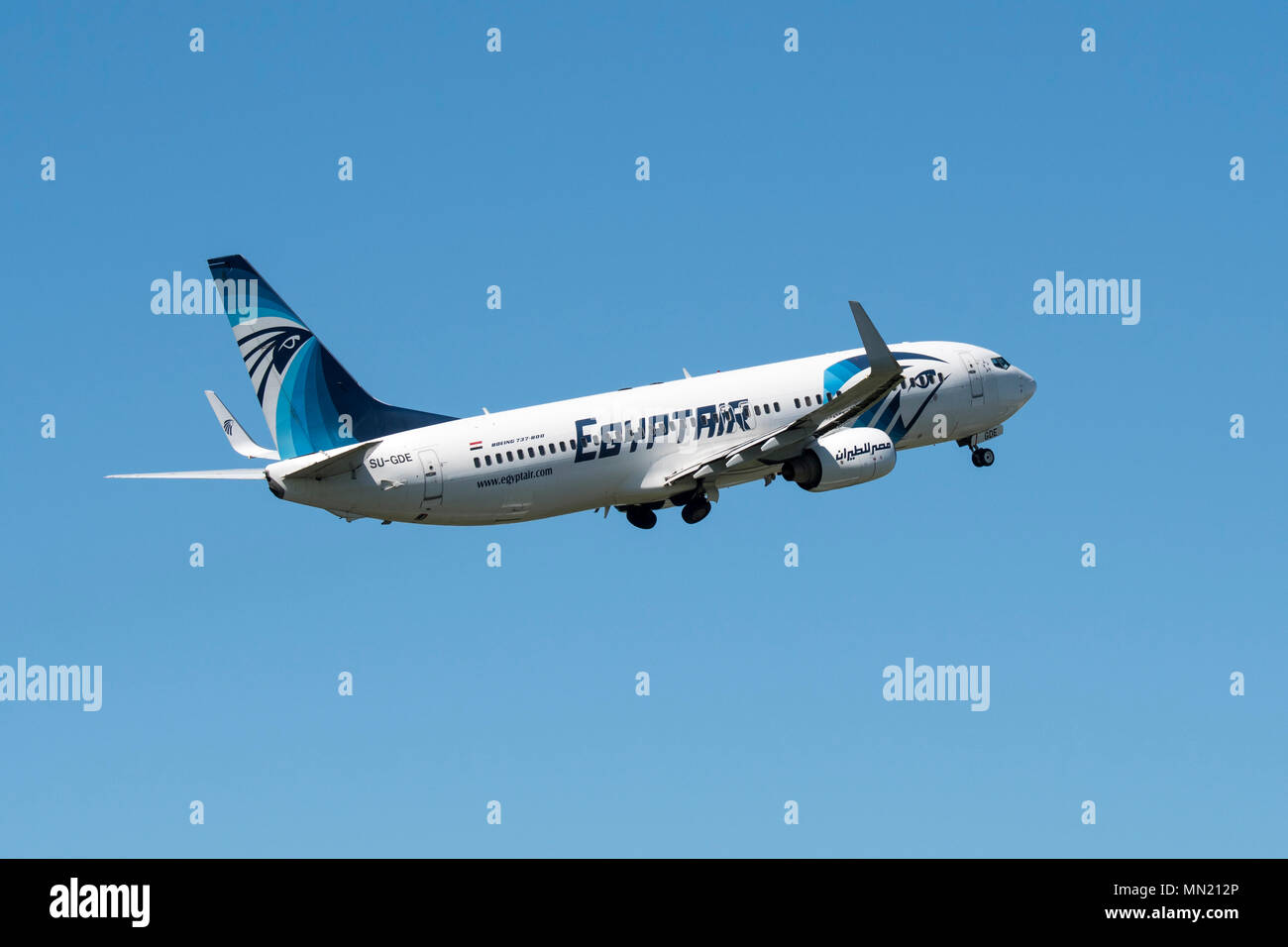 Boeing 737-800, zwei Motor kurz- bis mittelfristige, narrow-Body Jet Airliner von EgyptAir, Ägyptischen Fluggesellschaft im Flug gegen den blauen Himmel Stockfoto