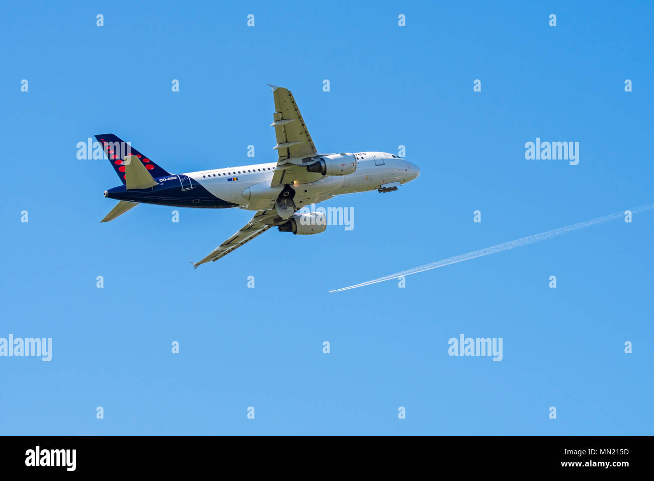Airbus A 319-112, schmal - Körper, kommerziellen Passagier zweistrahlige Jet Airliner von der Belgischen Brussels Airlines im Flug gegen den blauen Himmel Stockfoto