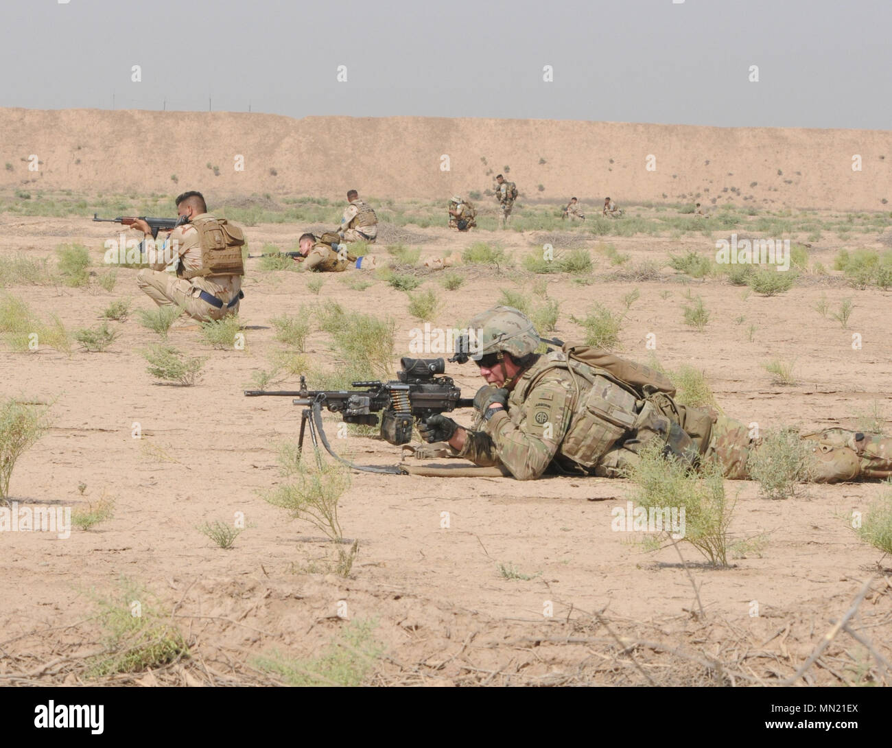 Ein fallschirmjäger von Task Force von Red Falcon Unternehmen C, 1.BATAILLON, 325 Airborne Infanterie Regiment, 2nd Brigade Combat Team, 82nd Airborne Division, und die irakischen Sicherheitskräfte eine Security Perimeter während der Antenne Response Force Übung an Taji militärische Komplex, Irak, August 13,2017. Die Schulung ist Teil des gesamten Combined Joint Task Force - inhärenten Building Partner Kapazität mission lösen, die über die Ausbildung und die Verbesserung der Fähigkeit der zusammengeschlossen, um Kräfte, die ISIS konzentriert. CJTF-OIR ist die globale Koalition zu besiegen ISIS im Irak und in Syrien. (US Army Foto von C Stockfoto