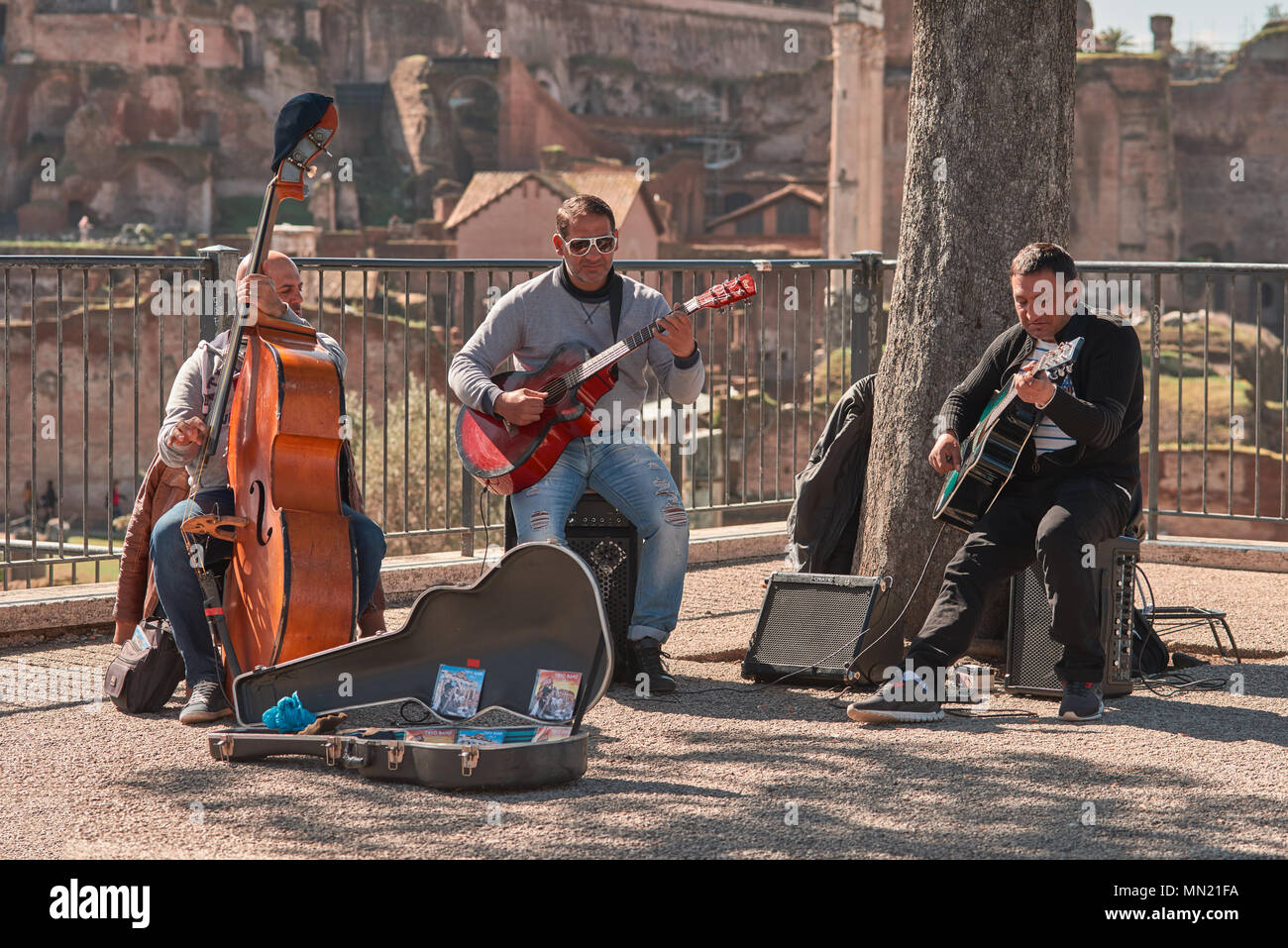 Italien, Rom, 14. März/2018 Musiker spielen im Kaiserlichen Löcher Straße Stockfoto