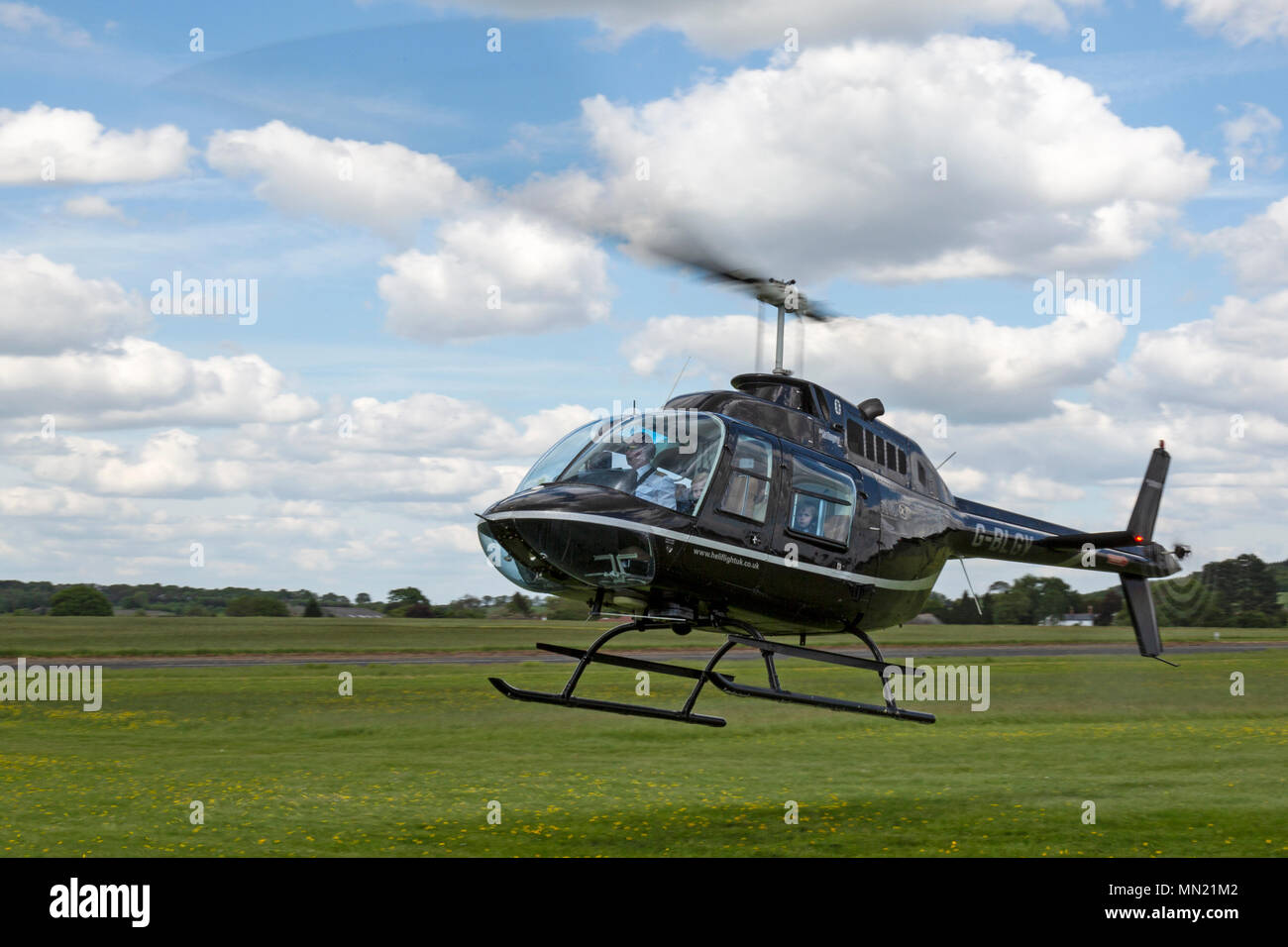 Hubschrauber Bell JetRanger G-BLGV vom Halfpenny Green, Wolverhampton, Flughafen in Staffordshire, England. Stockfoto
