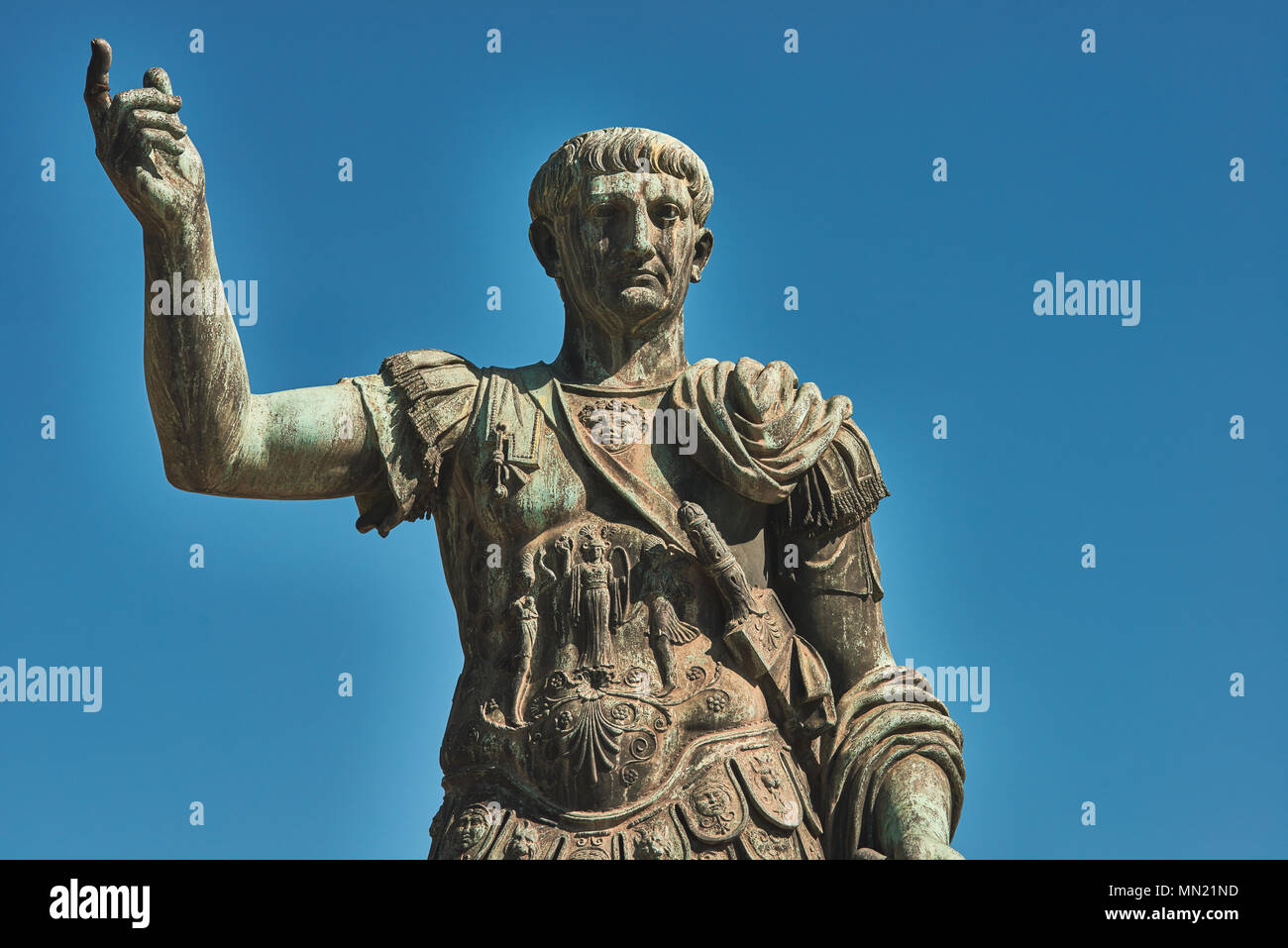 Rom, Bronze Statue des Kaisers Cäsar Nervae Trajan, Forum des Caesar Nervae Trajan im Hintergrund Stockfoto