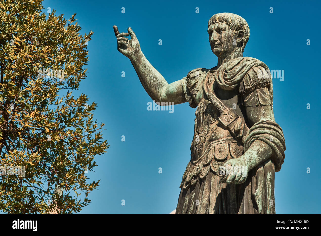 Rom, Bronze Statue des Kaisers Cäsar Nervae Trajan, Forum des Caesar Nervae Trajan im Hintergrund Stockfoto