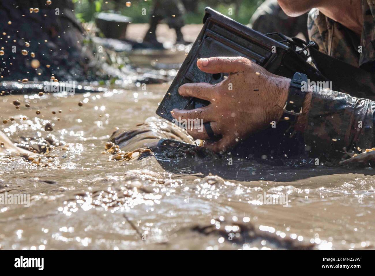 Us-Marines aus marinen Flügel unterstützt Loslösung (Mwsd) 31 ein, und führen Sie den Kampf Ausdauer Kurs auf Marine Corps Recruit Depot Parris Island, S.C., 12.08.2017. MWSD-31 abgeschlossen mehrere Ereignisse auf der Seite der Kampf Ausdauer, Manöver unter Feuer, kasal's Crossing und Noonan's Unfall Evakuierung Marines zu präsentieren Ihre Führungsfähigkeiten zu ermöglichen, körperliche Fitness, Kameradschaft und Esprit de Corps aufbauen zu gehören. (U.S. Marine Corps Foto von Lance Cpl. Erin R. Ramsay/Freigegeben) Stockfoto