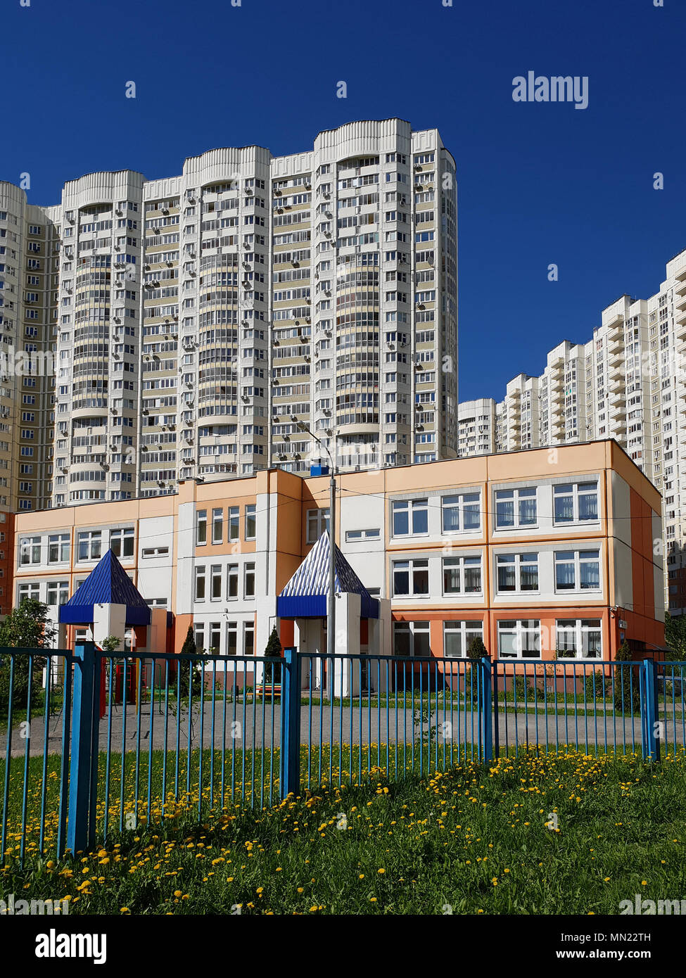 Chimki, Russland - Stadtbild mit der mittleren Schule der allgemeinen Bildung Stockfoto