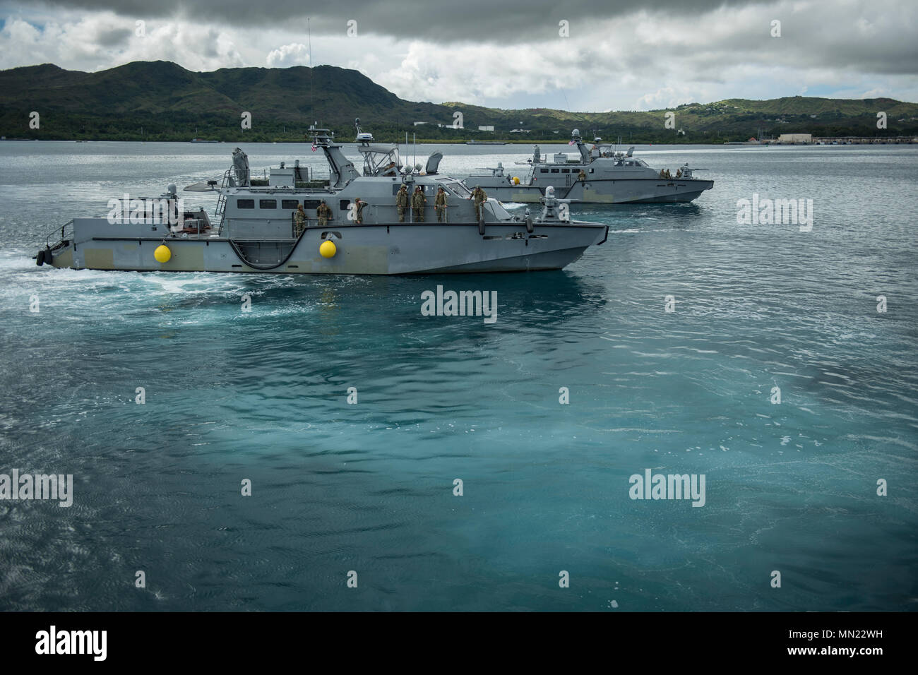 Küsten Riverine Gruppe eins, Loslösung Guam (CRG-1 Det Guam) MK VI Patrouillenboote, betrieben von der Küste Riverine Staffel Zwei (CRS-2) und dem Littoral Combat Ship USS Coronado (LCS 4) in einem Proof of Concept für eine Übung im Hafen teilnehmen Neben tanken. CRG-1 Det Guam ist in der Lage, die Sicherheit des Seeverkehrs Operationen im gesamten Spektrum der Naval, Joint und Combined Operations. Weiter stellt es die zusätzlichen Möglichkeiten der Gefahrenabwehr, Sicherheit, Theater die sicherheitspolitische Zusammenarbeit und hohen Wert Einheit Schutz. (U.S. Marine bekämpfen Kamera Foto von Massenkommunikation Spe Stockfoto