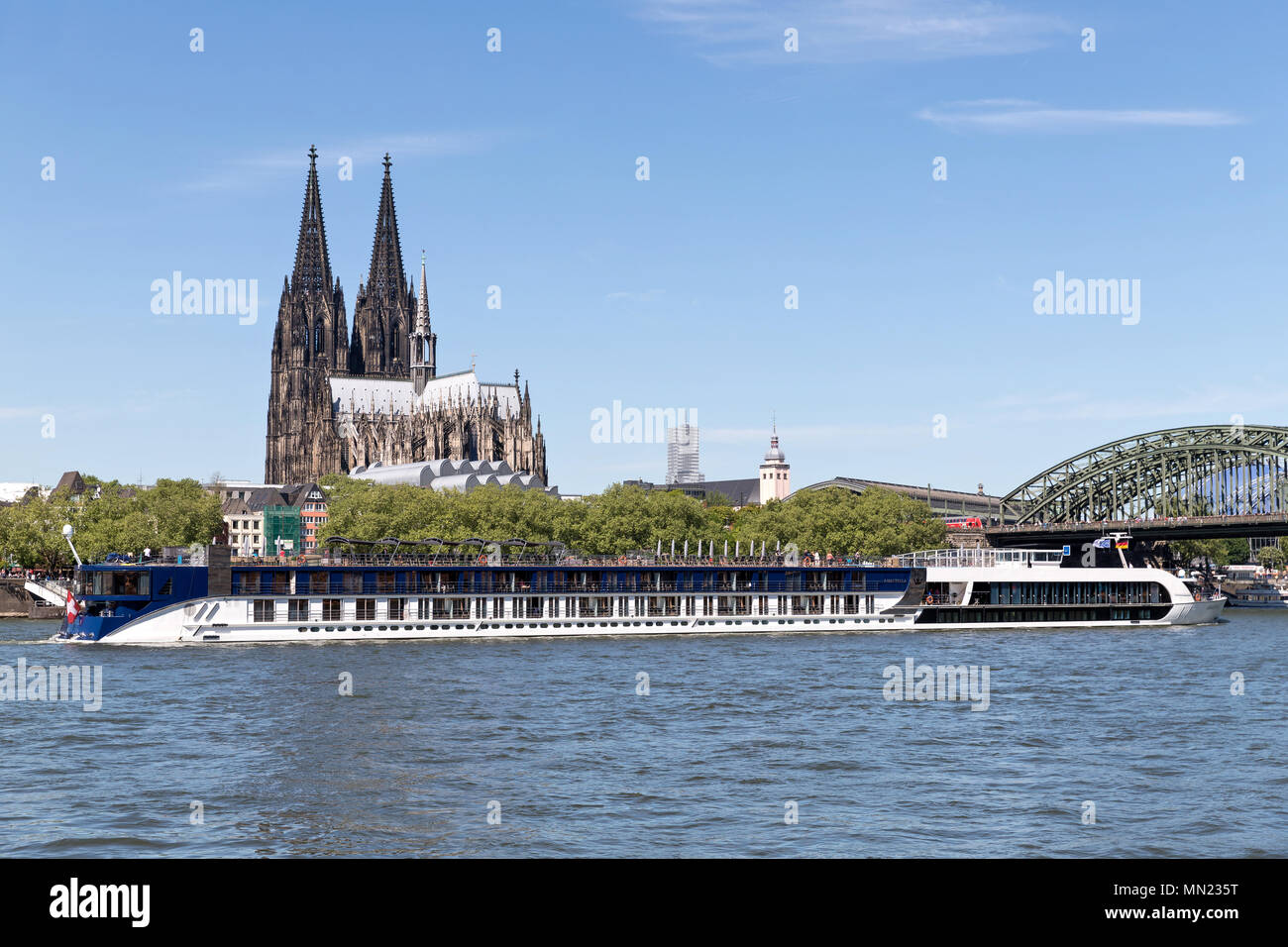 River Cruise Ship AMASTELLA vorbei an den Kölner Dom in Deutschland. AMASTELLA hat eine Kapazität von 148 Passagieren und ist 135 m lang. Stockfoto