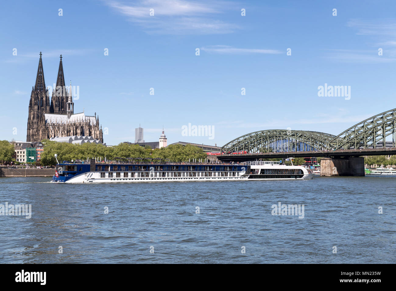 River Cruise Ship AMASTELLA vorbei an den Kölner Dom in Deutschland. AMASTELLA hat eine Kapazität von 148 Passagieren und ist 135 m lang. Stockfoto