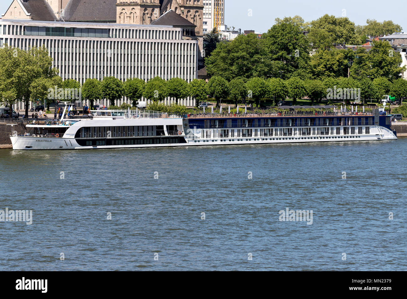 River Cruise Ship AMASTELLA von AmaWaterways in Köln, Deutschland. AMASTELLA hat eine Kapazität von 148 Passagieren und ist 135 m lang. Stockfoto