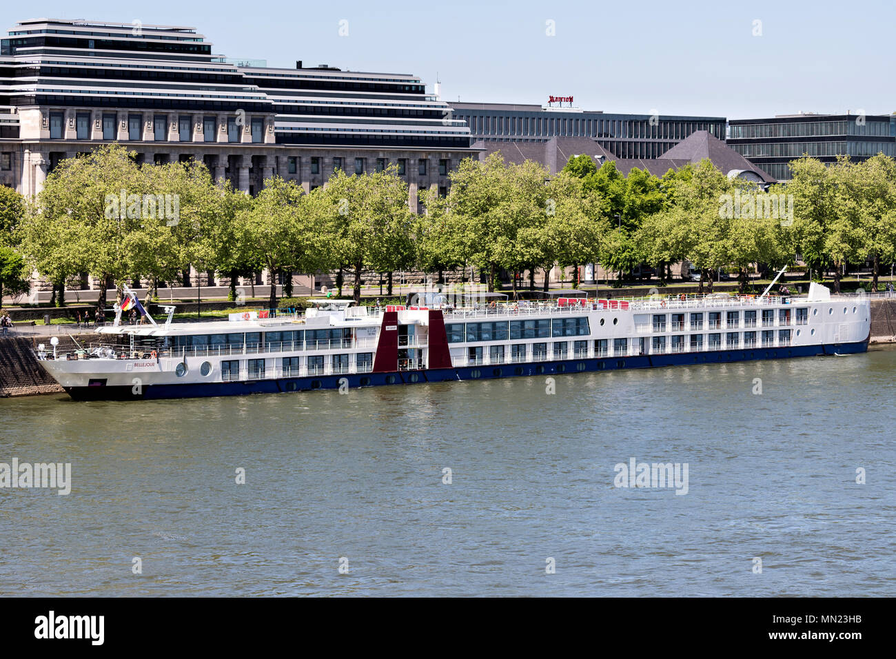 River Cruise Ship BELLEJOUR in Köln, Deutschland. BELLEJOUR hat eine Kapazität von 180 Passagieren und 127 m lang. Stockfoto