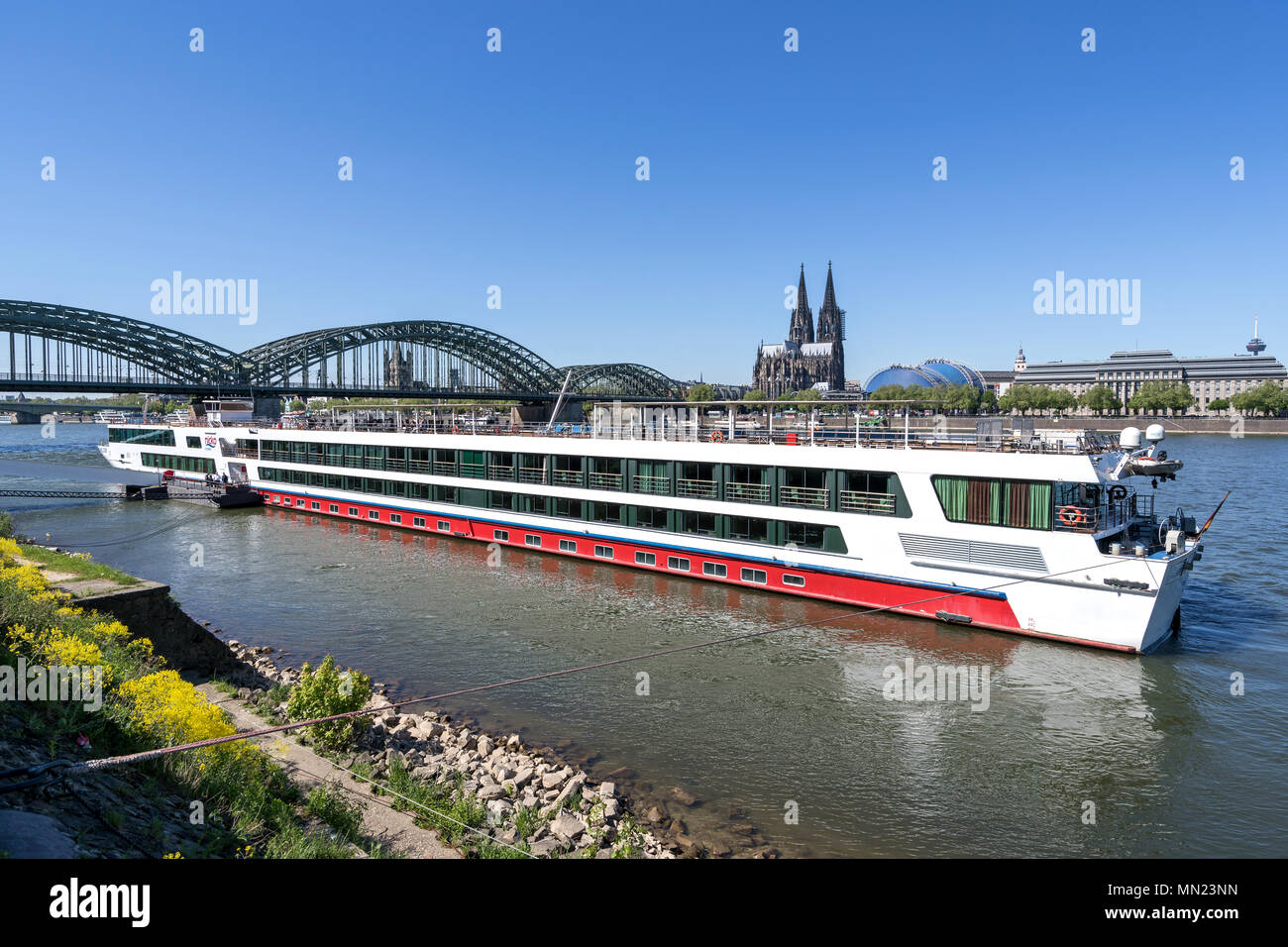 Rver Kreuzfahrt RHEIN MELODIE von Nicko Kreuzfahrten in Köln, Deutschland. RHEIN MELODIE hat eine Kapazität von 198 Passagieren und ist 132 m lang. Stockfoto