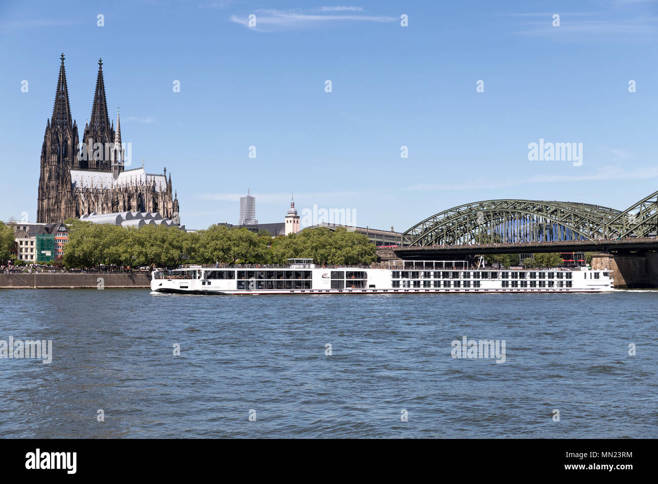 River Cruise Ship VIKING VIDAR vorbei an den Kölner Dom in Deutschland. Viking Kreuzfahrten ist eine Cruise Line Bereitstellung von Fluss und Meer Kreuzfahrten. Stockfoto