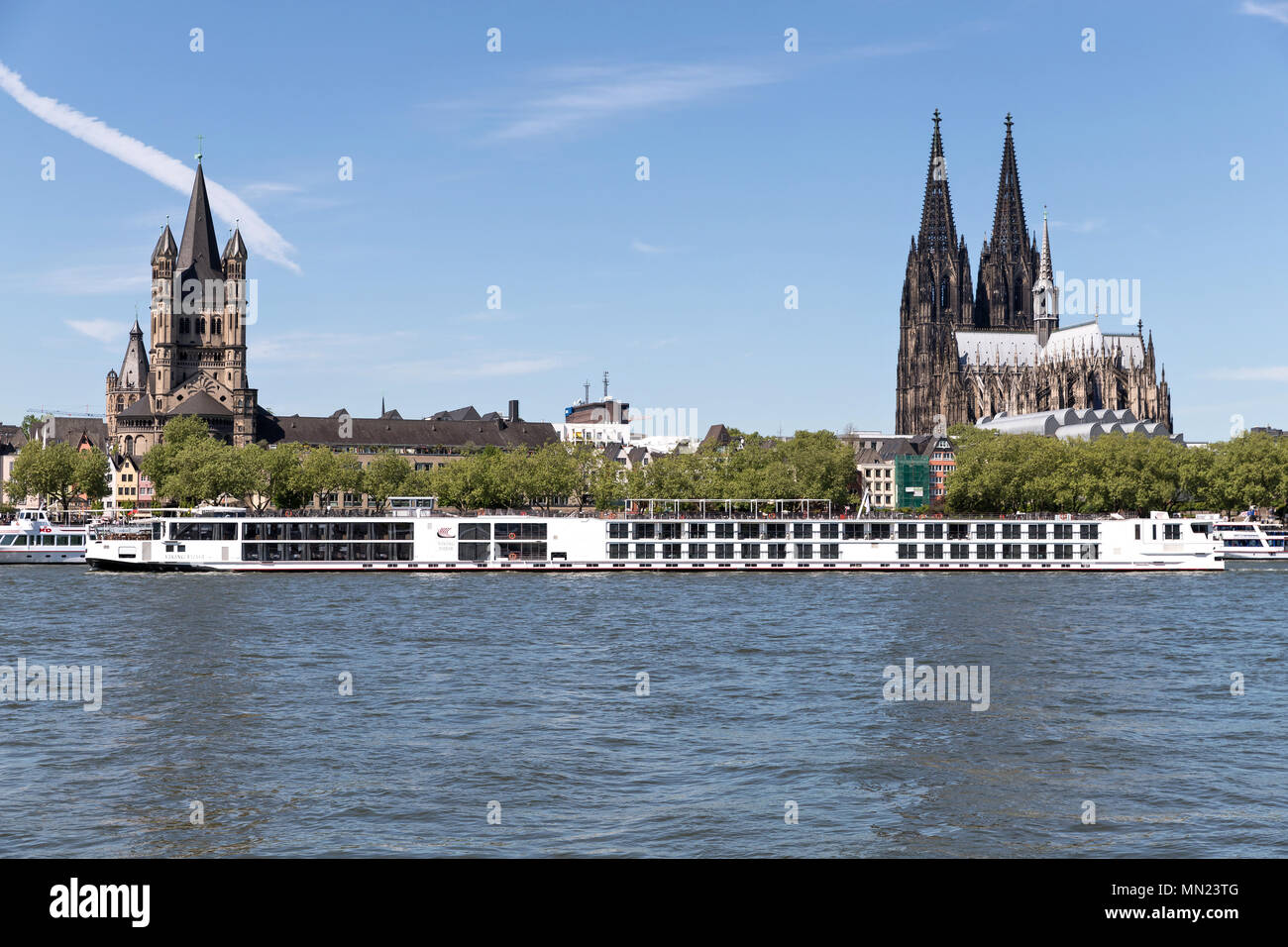 River Cruise Ship VIKING VIDAR vorbei an den Kölner Dom in Deutschland. Viking Kreuzfahrten ist eine Cruise Line Bereitstellung von Fluss und Meer Kreuzfahrten. Stockfoto