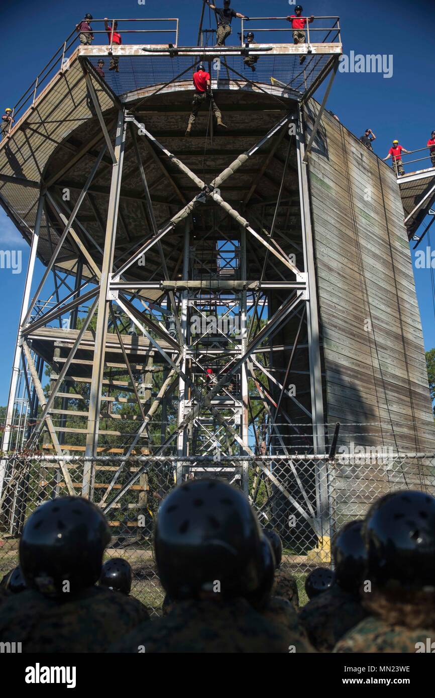 Ein U.S. Marine Corps drill instructor zeigt, wie unten zu Rappel ein Turm Aug 1, 2017, zu den Rekruten von Charlie Company, 1 Recruit Training Bataillon, und Oscar Firma, 4 Recruit Training Bataillon, auf Parris Island, S.C. Rekruten rappel aus dem 47 m hohen Turm tragen ein Gurt, Helm und Handschuhe, Vertrauen zu gewinnen und keine Höhenangst zu überwinden. Beide Unternehmen sind zu graduieren, Sept. 22, 2017 geplant. Parris Island ist der Aufstellungsort des Marine Corps, Ausbildung rekrutieren seit Nov. 1, 1915. Heute, rund 19.000 Rekruten kommen auf Parris Island jährlich für die Chance, sein Stockfoto