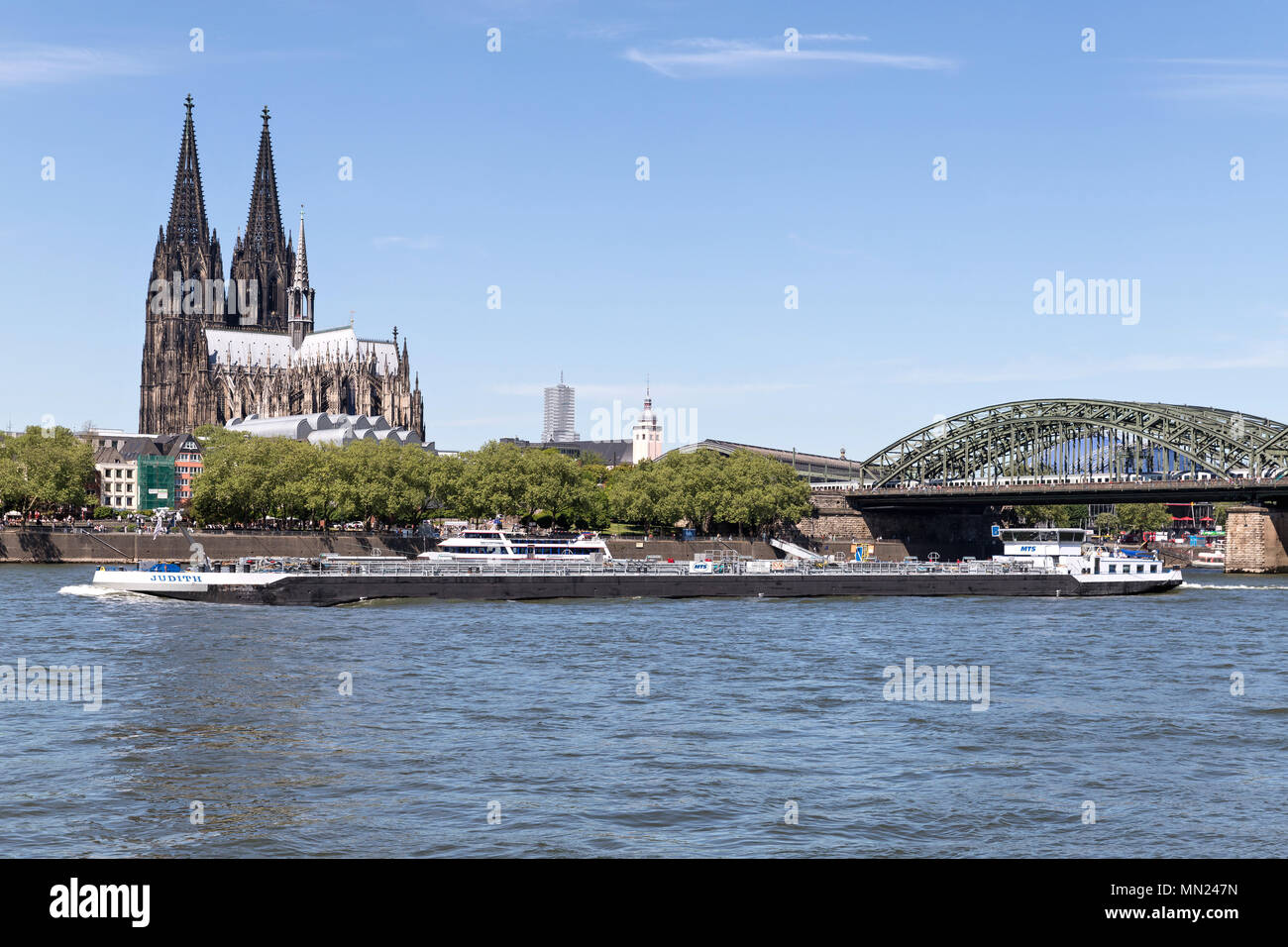 Inland tanker Schiff JUDITH von MTS auf dem Rhein vorbei an den Kölner Dom in Deutschland. Stockfoto