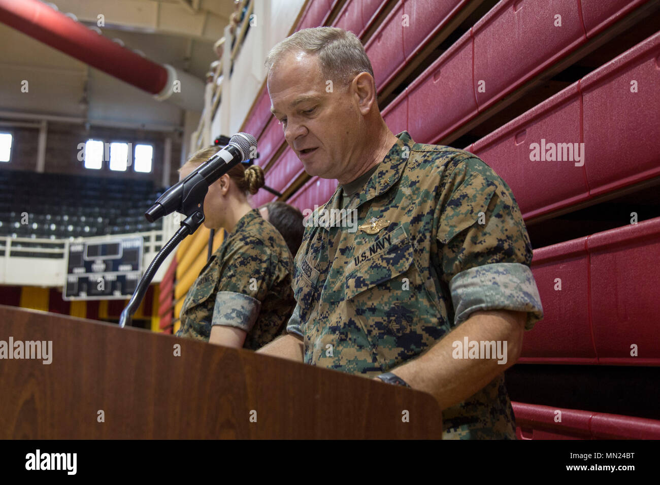 U.S. Navy Capt. J S. Hecken, base Kaplan, Marine Corps Installationen Osten (MCIEAST), Marine Corps Base Camp Lejeune, gibt der Aufruf während der Annahme des Befehls Zeremonie, goettge Memorial Field House, 7 August 2017. Die Annahme des Befehls formal übertragen werden Behörden und Zuständigkeiten der MCIEAST von Oberst Michael L. Scalise nach Brig. Allgemeine Julian D. Alford. (U.S. Marine Corps Foto von Lance Cpl. Ashley D. Gomez) Stockfoto