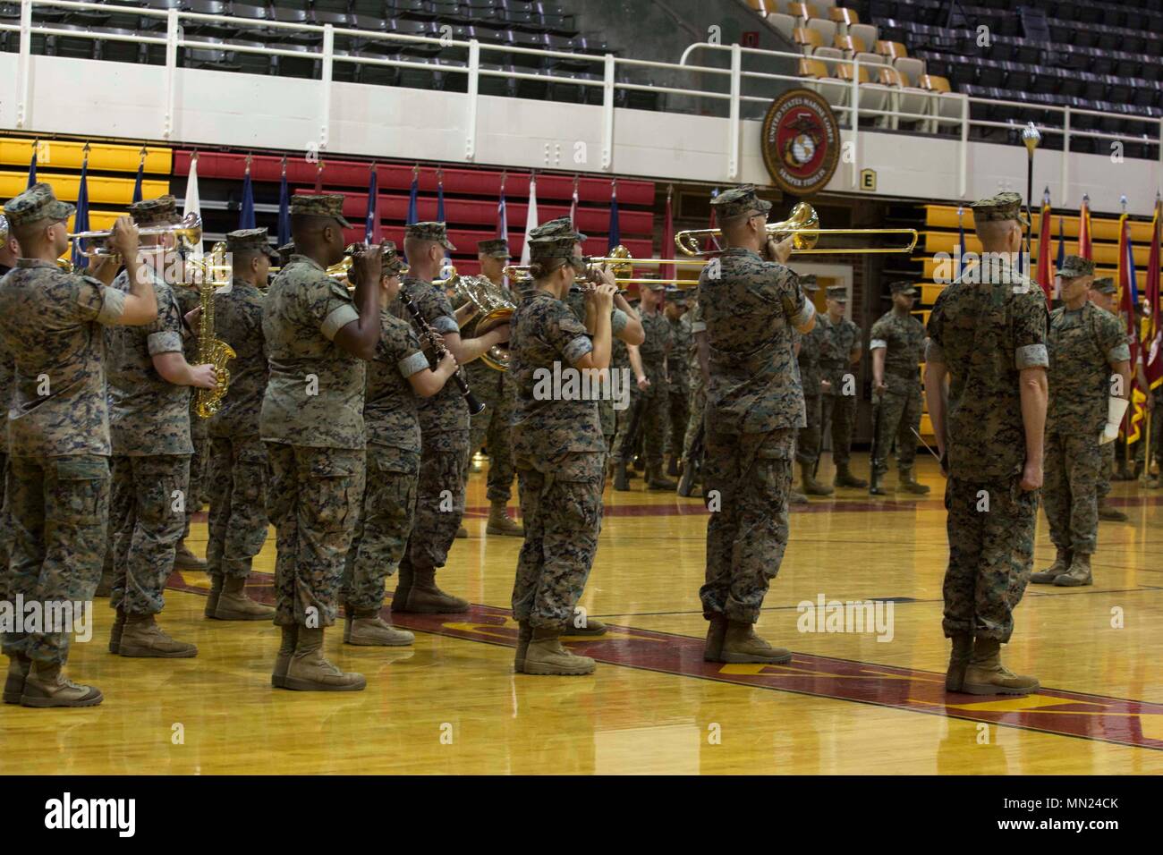 Us-Marines mit dem 2. Marine Division Band während des Marine Corps Installationen Osten (MCIEAST), Marine Corps Base Camp Lejeune, Übernahme der Befehl Zeremonie, goettge Memorial Field House, 7 August 2017. Die Annahme des Befehls formal übertragen werden Behörden und Zuständigkeiten der MCIEAST von Oberst Michael L. Scalise nach Brig. Allgemeine Julian D. Alford. (U.S. Marine Corps Foto von Lance Cpl. Ursula V. Estrella) Stockfoto