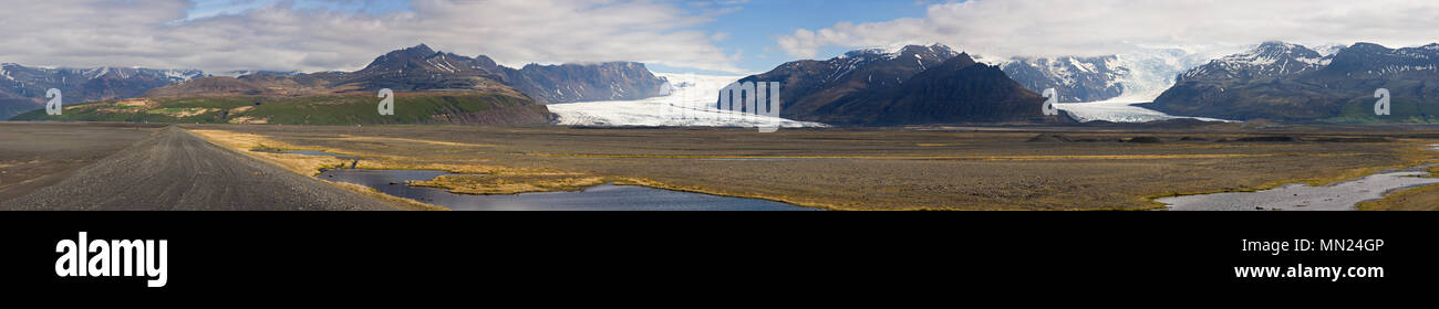 Blick von der Hauptstraße 1 zum Skaftafell National Park, Island. In der Linken sehen Sie die svartifoss, der gletscherzungen gehören zu den Vatnaj Stockfoto
