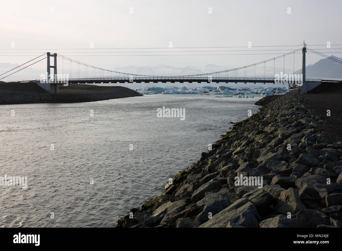 Die Hauptstraße Brücke über die Joekulsarlon eis Lagune im Süden Islands. Stockfoto