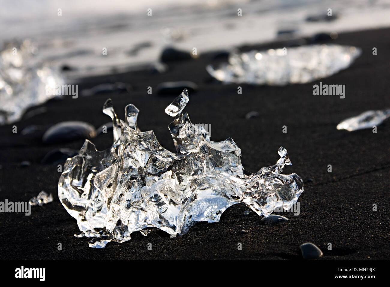 Die Reste der großen Eisberge auf einem schwarzen Strand geworfen, Island. Stockfoto