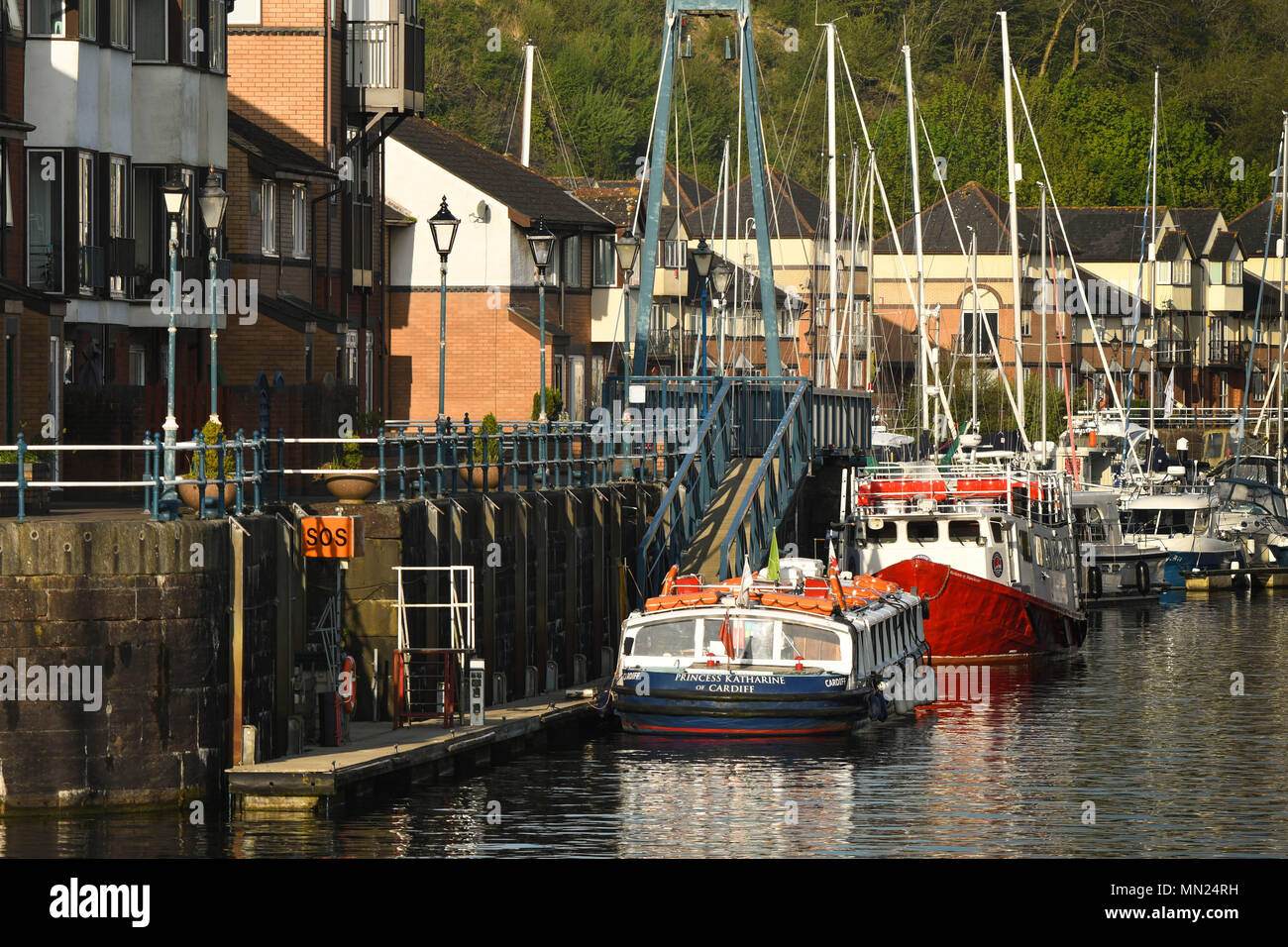 Der Eingang zum Penarth Marina mit Hafenrundfahrt Boote neben einem Steg Stockfoto