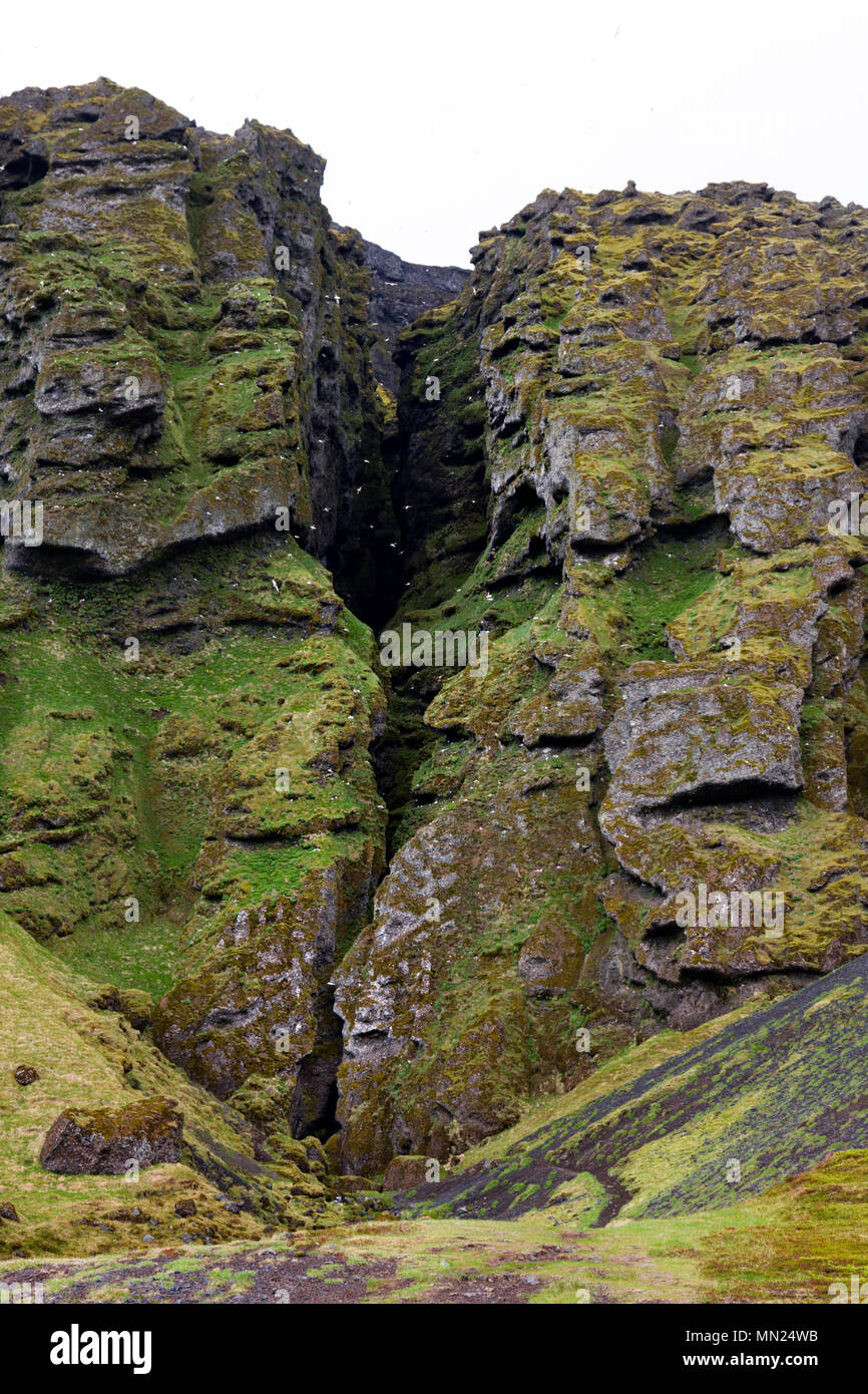 Eine gigantische Kluft in einer Felswand, auf der Südseite der Halbinsel Snaefellsnes in Island entfernt. Stockfoto