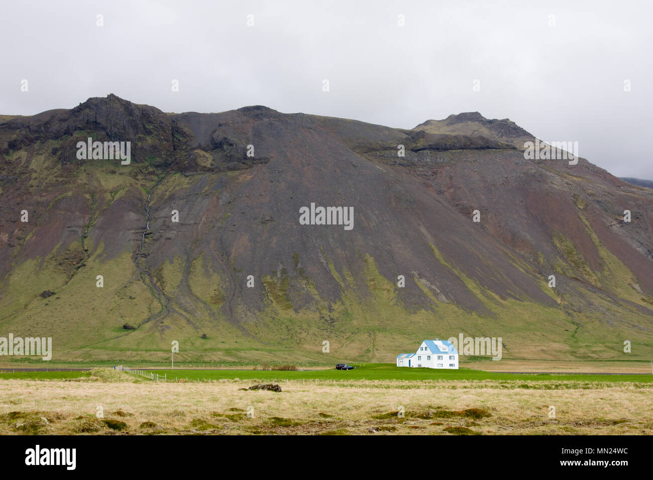 Ein einsames Haus in beeindruckenden isländische Landschaft, Island. Stockfoto