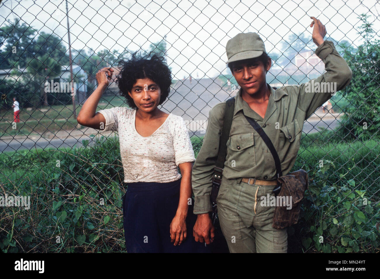 Junge sandinistische Soldat mit einem Freund, Managua, Juni 1986. Stockfoto