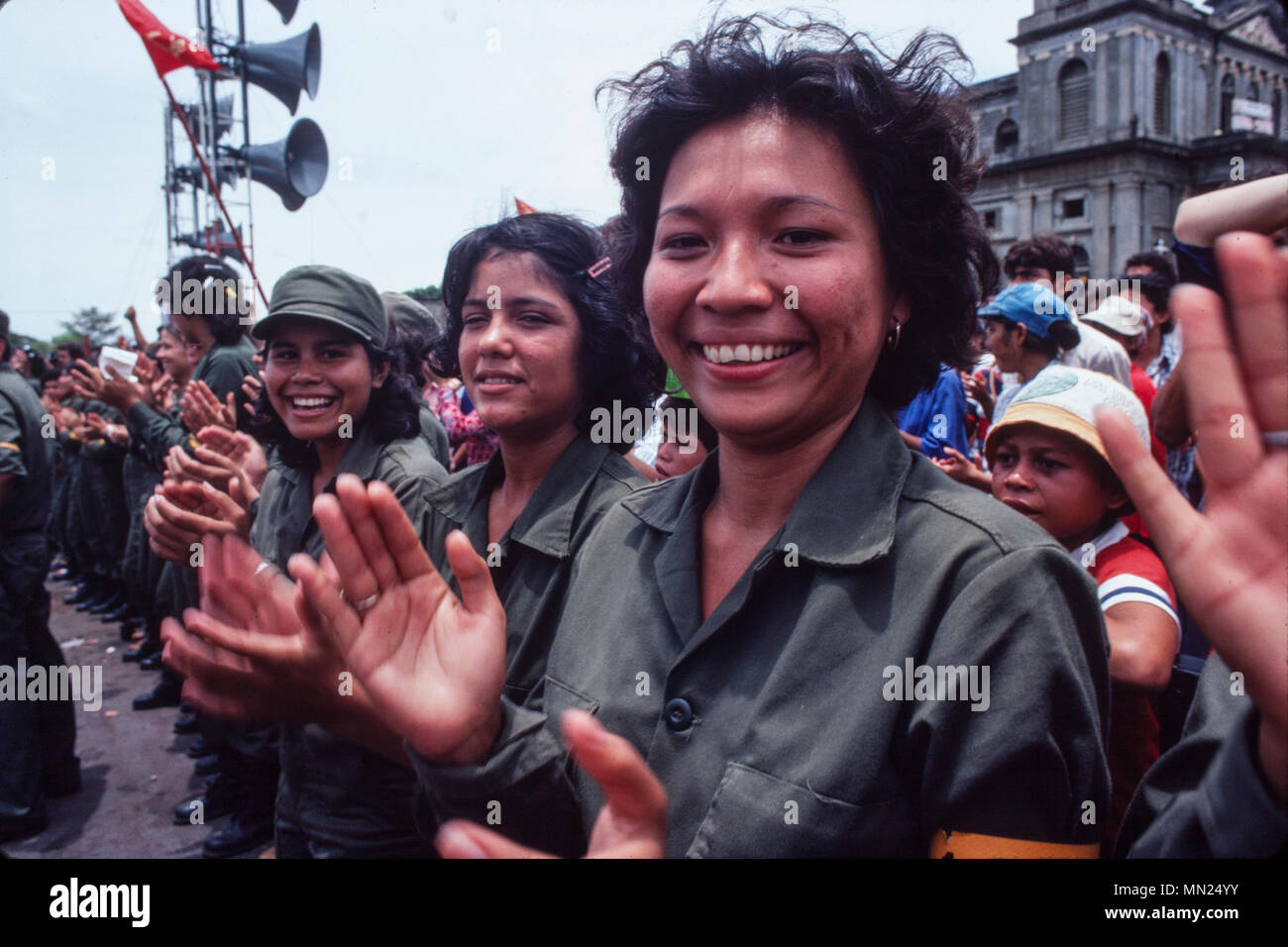 Junge Frauen in der Sandinistischen Armee während einer Kundgebung vor der Kathedrale in Managua, die am 17. Juli 1981, dem zweiten Jahrestag des Sturzes von Somoza. Stockfoto