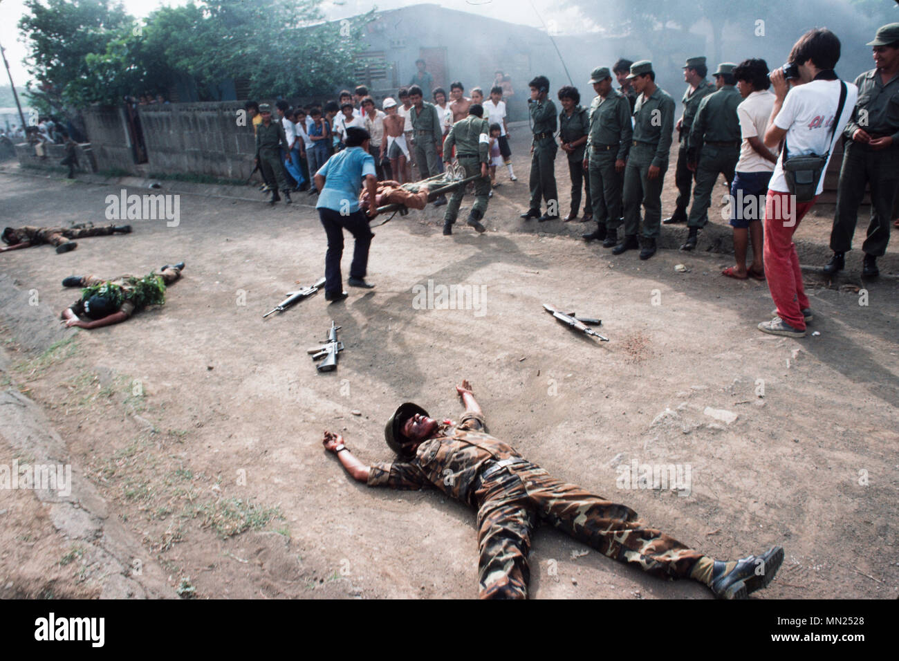 Managua, Nicaragua, Juni 1986; Als Training der Sandinistischen FSLN Armee setzt einen fiktiven US-Invasion von Managua. Stockfoto