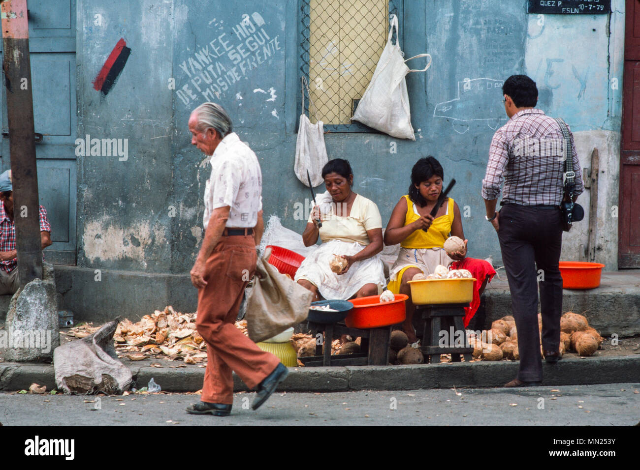 Managua, Nicaragua, Juni 1986. Orientalischer Markt, dem größten Markt in der Hauptstadt - Frauen Kokosnüsse vorbereiten. Stockfoto