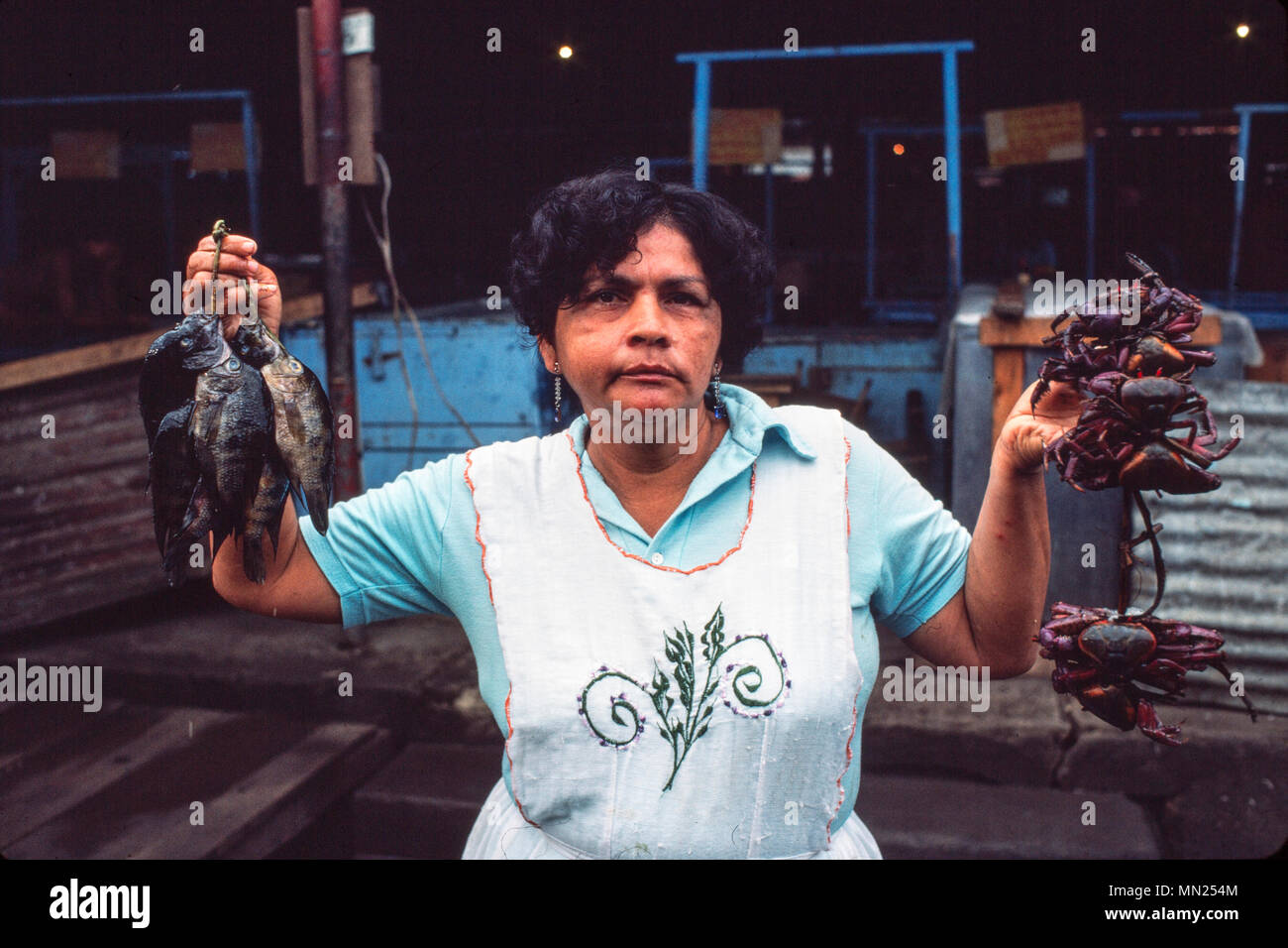 Managua, Nicaragua, Juni 1986. Orientalischer Markt, dem größten Markt in der Hauptstadt - Krabben und Fisch zum Verkauf. Stockfoto