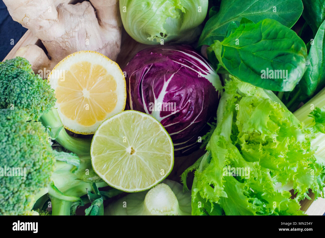 Nahaufnahme der sortierten Grün und Lila frisches Gemüse, grünen und Frucht. Detox Diäten, sauber essen, vegetarisch, vegan, Fitness, gesunder Lebensstil c Stockfoto