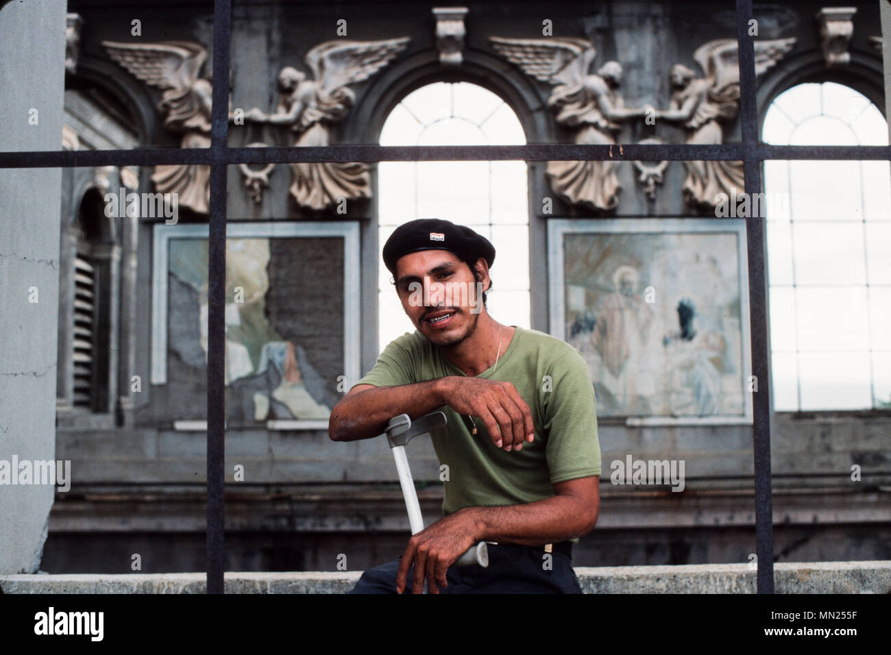 Managua, Nicaragua, Juni 1986; Sandinistische Kriegsveteran Jose Antonio Morales Oviedo, in den Ruinen der Kathedrale der Stadt. Stockfoto