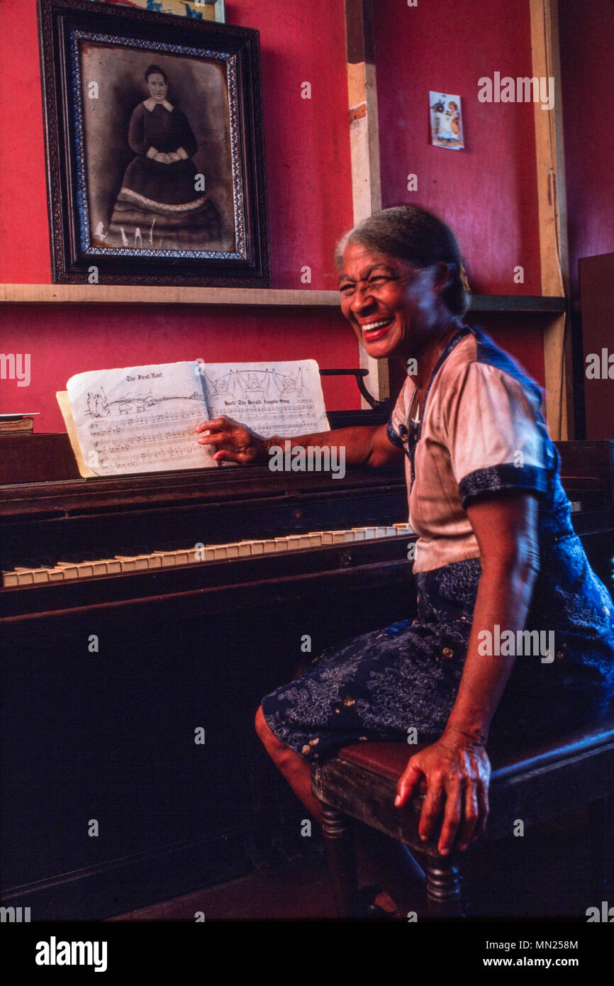 Managua, Nicaragua, Juni 1984; ein Pianist zu Hause. Stockfoto