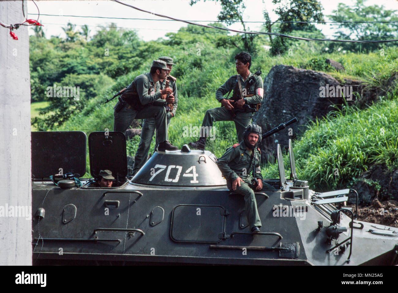 Managua, Nicaragua, Juni 1986; FSLN in Nicaragua Truppen mit ihren amoured APC während der Feierlichkeiten zu commeorate der Sturz von Somoza. Stockfoto