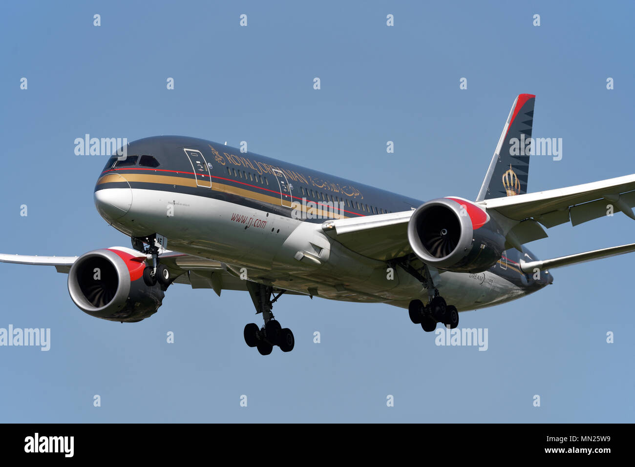 Royal Jordanian Boeing 787 Dreamliner Jet-Flugzeug, das am London Heathrow Airport landet. Boeing 787-8 JY-BAE Stockfoto