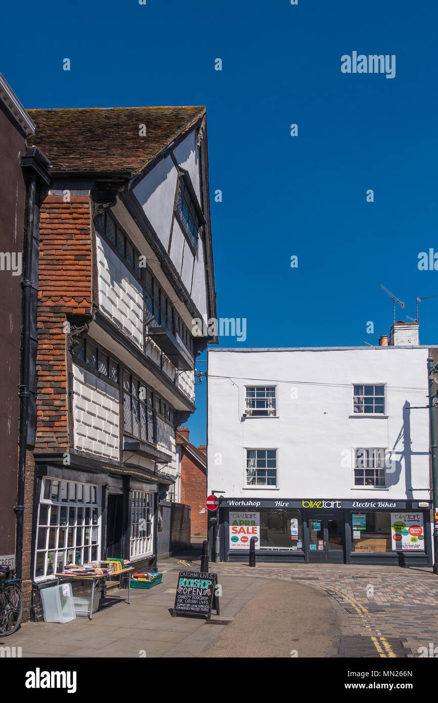 Palace Street, Kings Meile, Canterbury, Nächstenliebe, Buchhandlung, früher die Könige Schule Shop, BikeTart, Spezialist Bike Shop, Kent, England Stockfoto