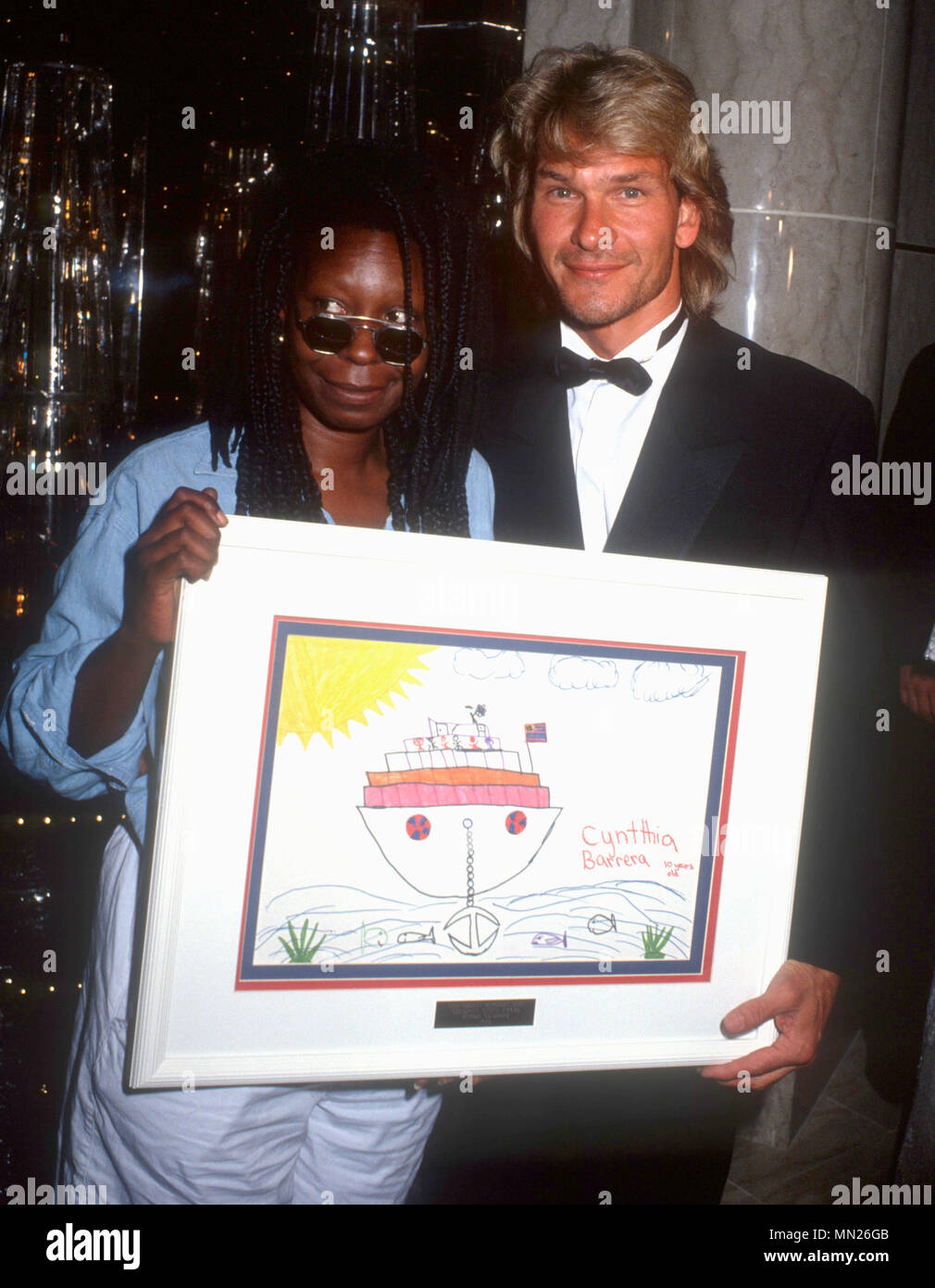 LOS ANGELES, Ca - 21. Juli: (L-R) Schauspielerin Whoopi Goldberg und Schauspieler Patrick Swayze besuchen Black tie Abendessen zu Ehren Whoopi Goldberg mit Kindern's Choice Award auf Crystal Harmony Kreuzfahrtschiff am 21. Juli 1990 in Los Angeles, Kalifornien. Foto von Barry King/Alamy Stock Foto Stockfoto