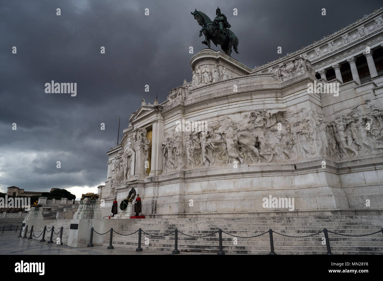 Rom, den Viktorianischen, Italien: Der Altar des Vaterlandes von Rom vor einem Sturm fotografiert. Stockfoto