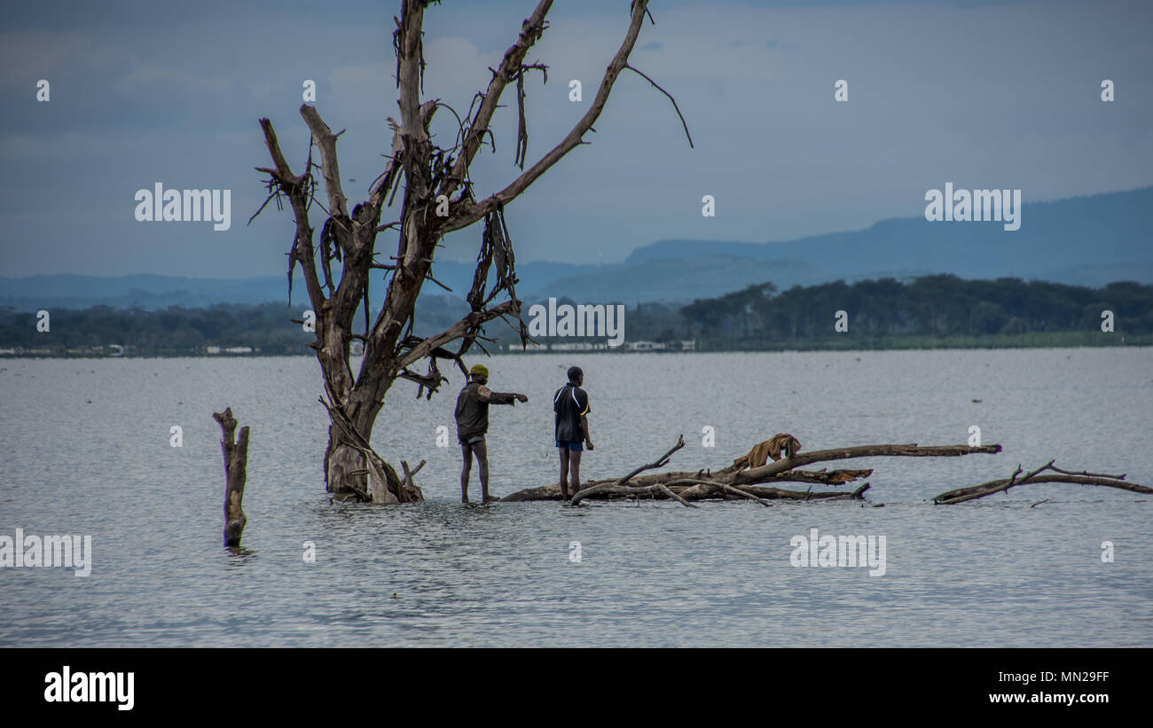 Zwei Leute angeln in Lake Naivasha Stockfoto