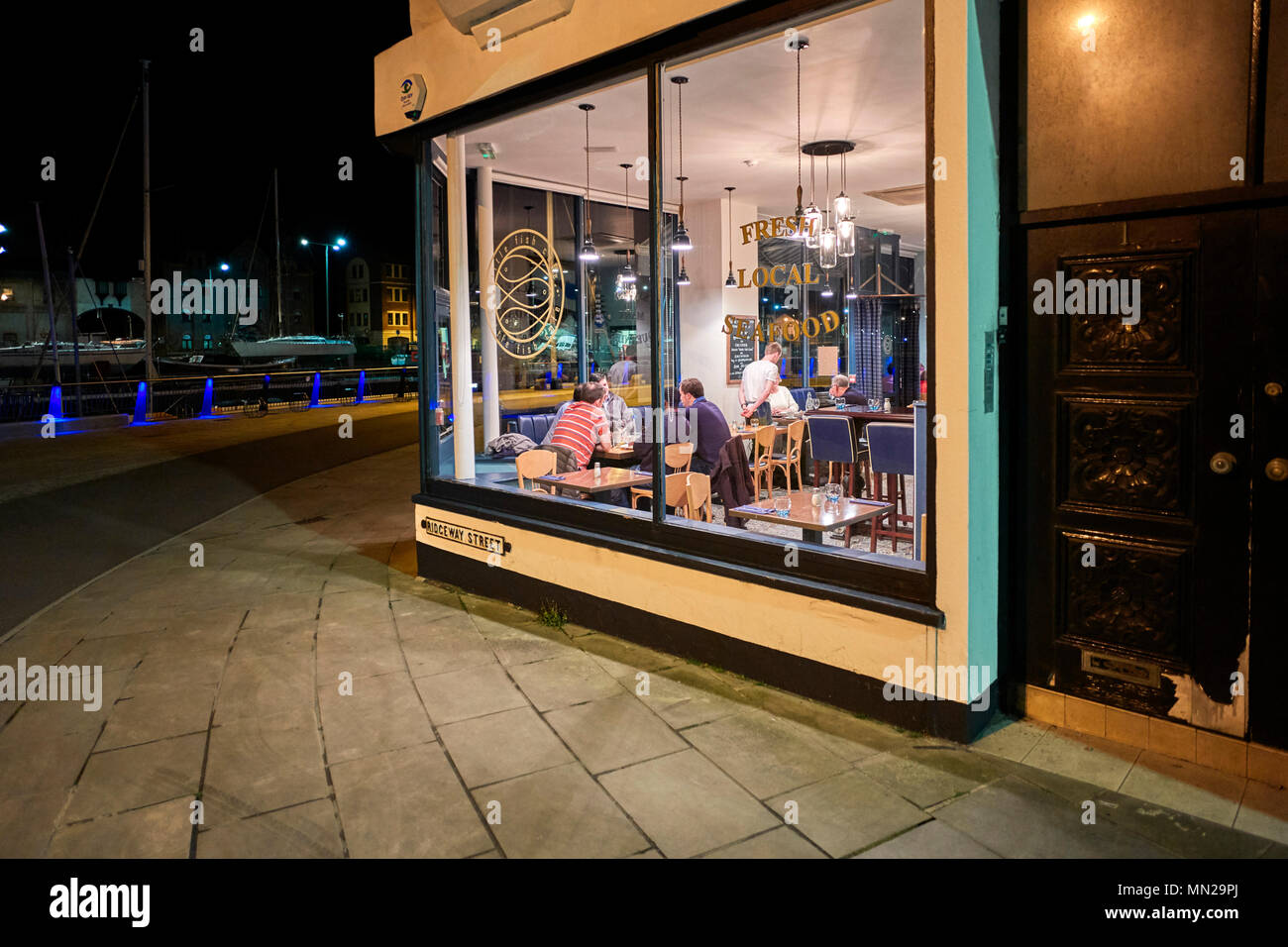 Die kleinen Fische Cafe in der Nacht in Ridgeway Straße auf der North Quay von Douglas, Hafen Stockfoto